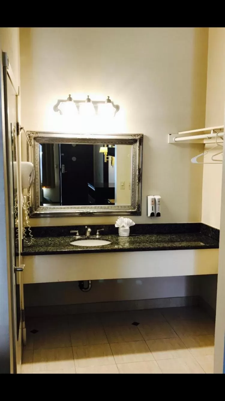 Bathroom in Castaic Inn Six Flags Valencia