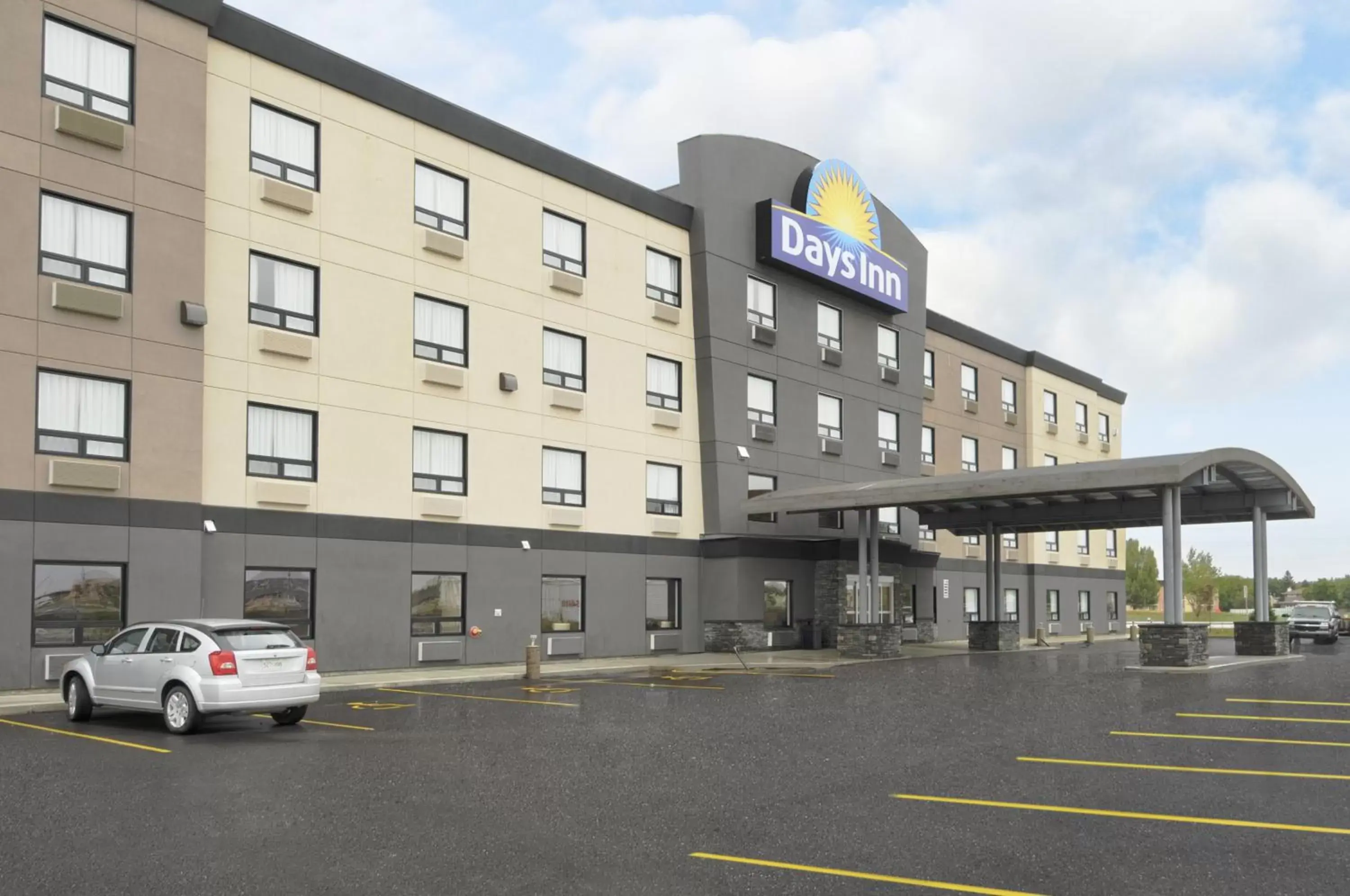 Facade/entrance, Property Building in Days Inn by Wyndham Regina Airport West