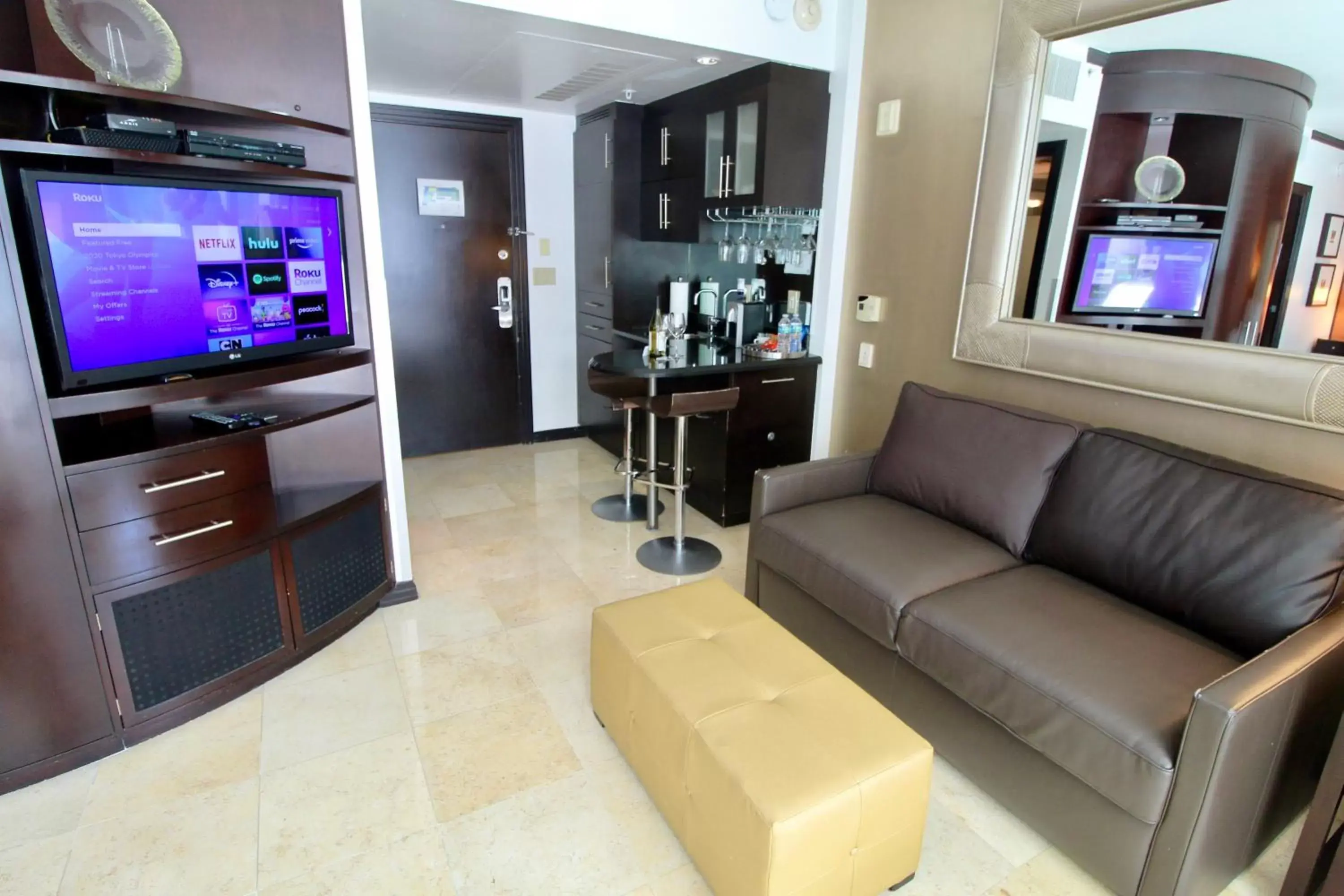 TV and multimedia, Seating Area in Boutique Suites 3 min walk to beach