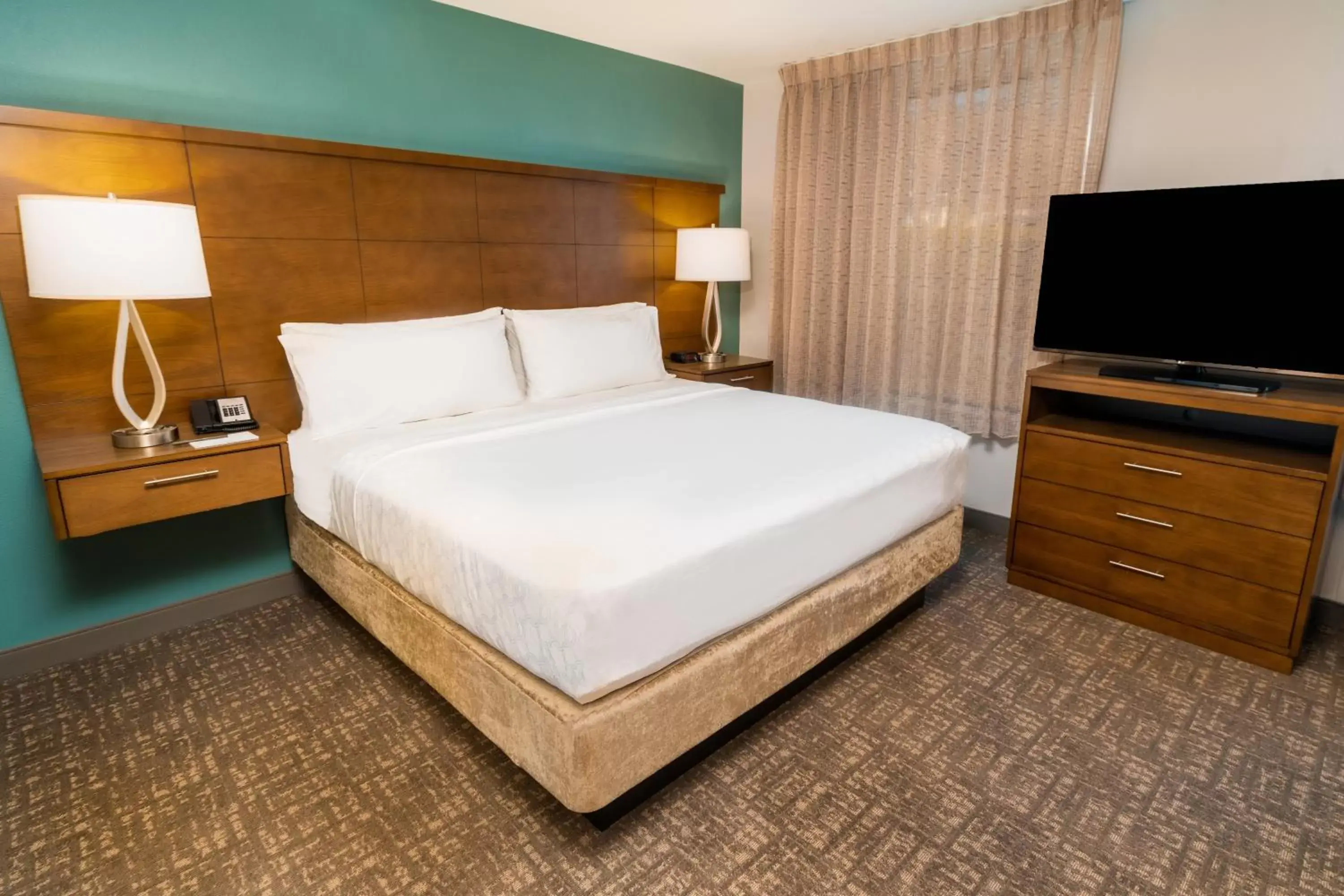 Photo of the whole room, Bed in Staybridge Suites Coeur d'Alene, an IHG Hotel
