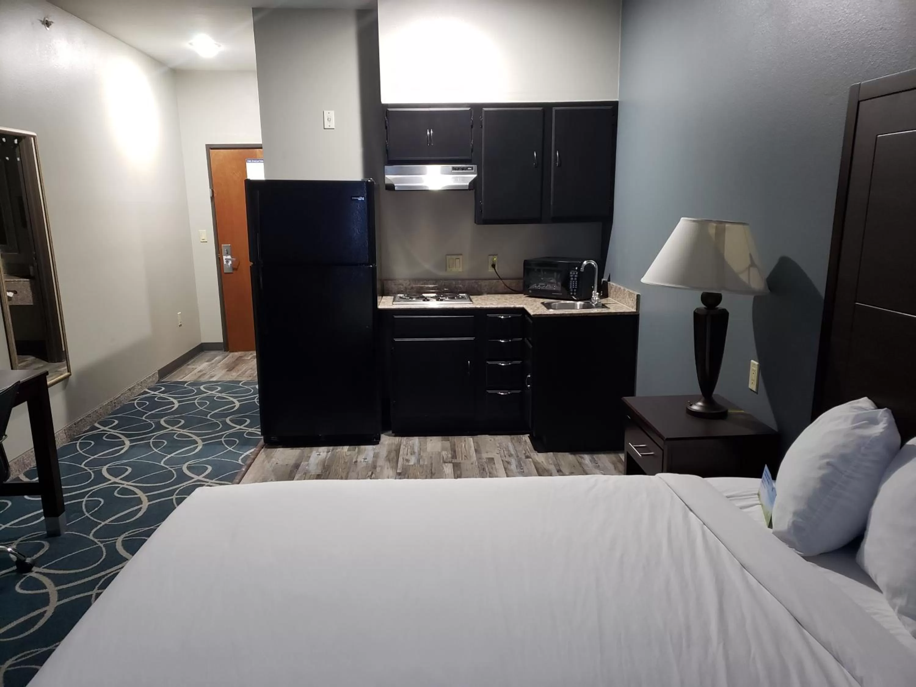 Kitchen or kitchenette, Bed in Days Inn & Suites by Wyndham Cleburne TX