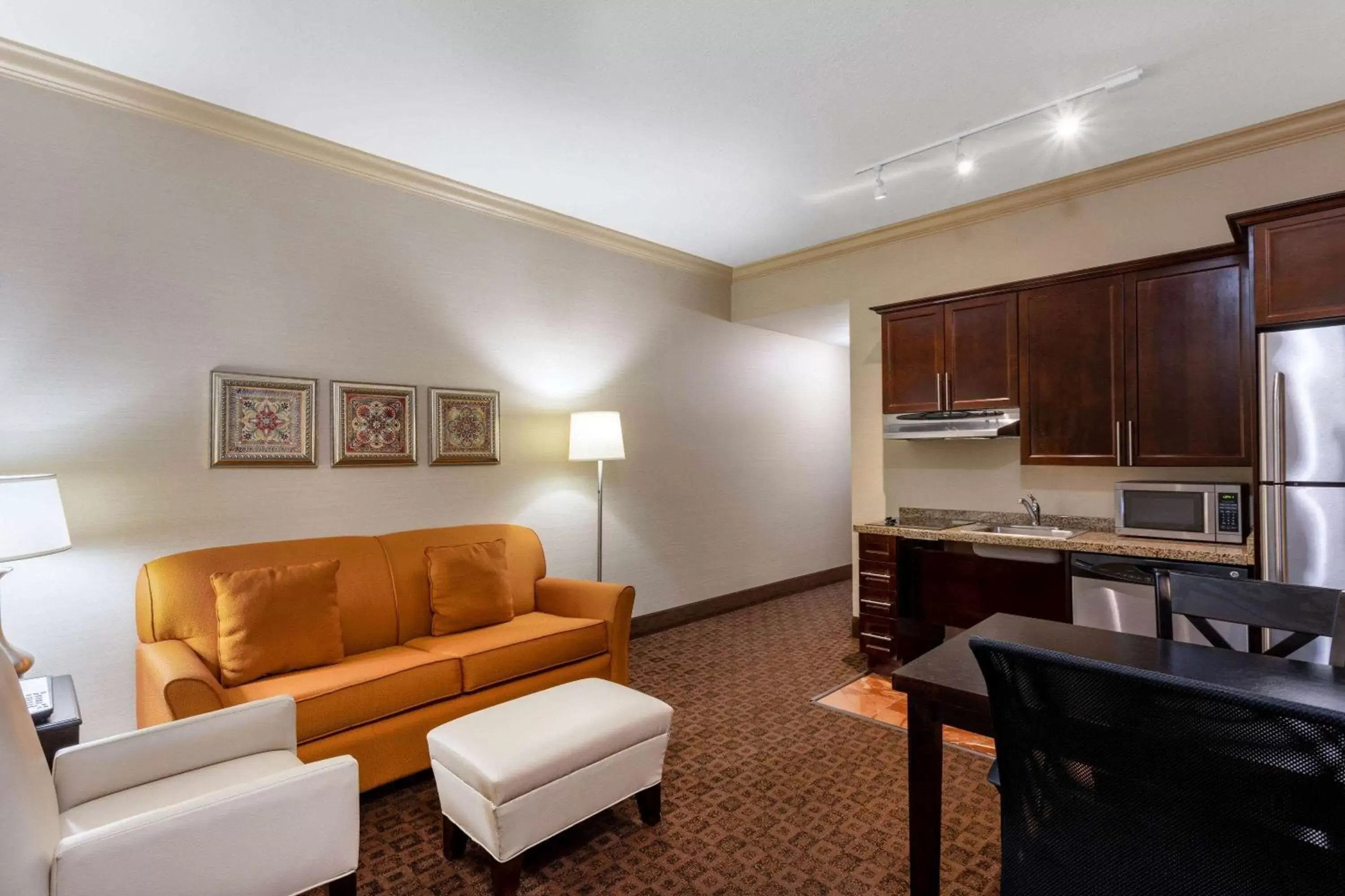 Bed, Seating Area in Hawthorn Suites by Wyndham West Palm Beach