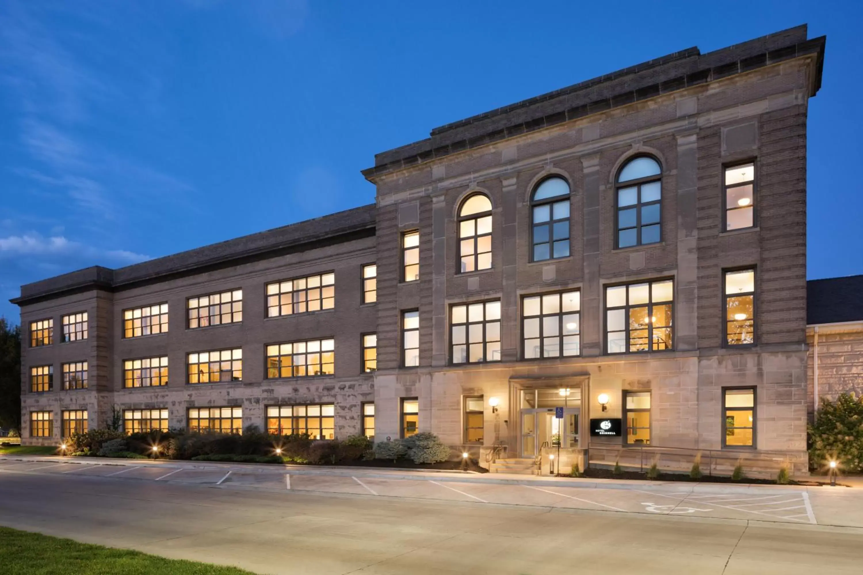 Facade/entrance, Property Building in Hotel Grinnell