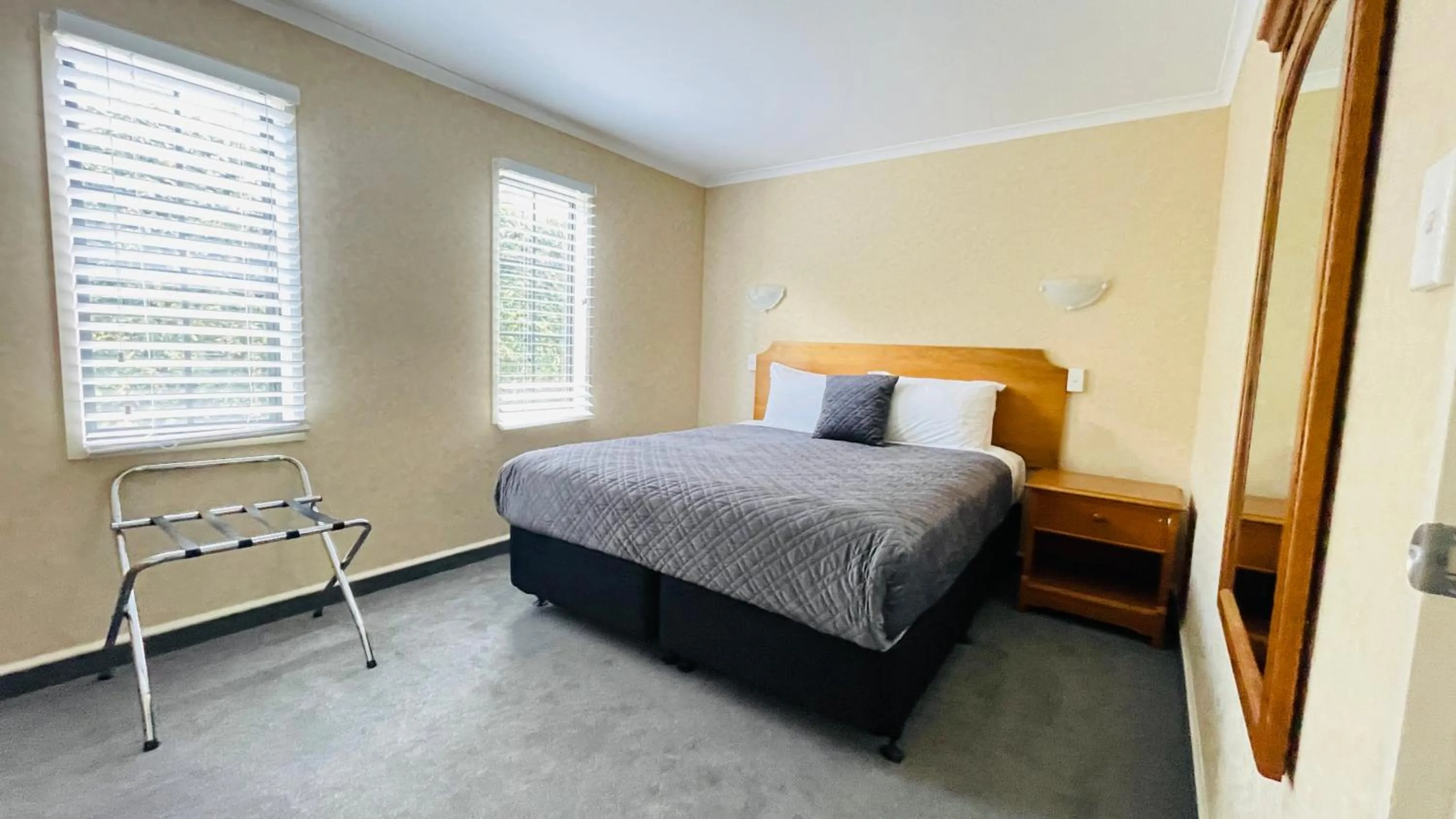 Photo of the whole room, Bed in City Suites