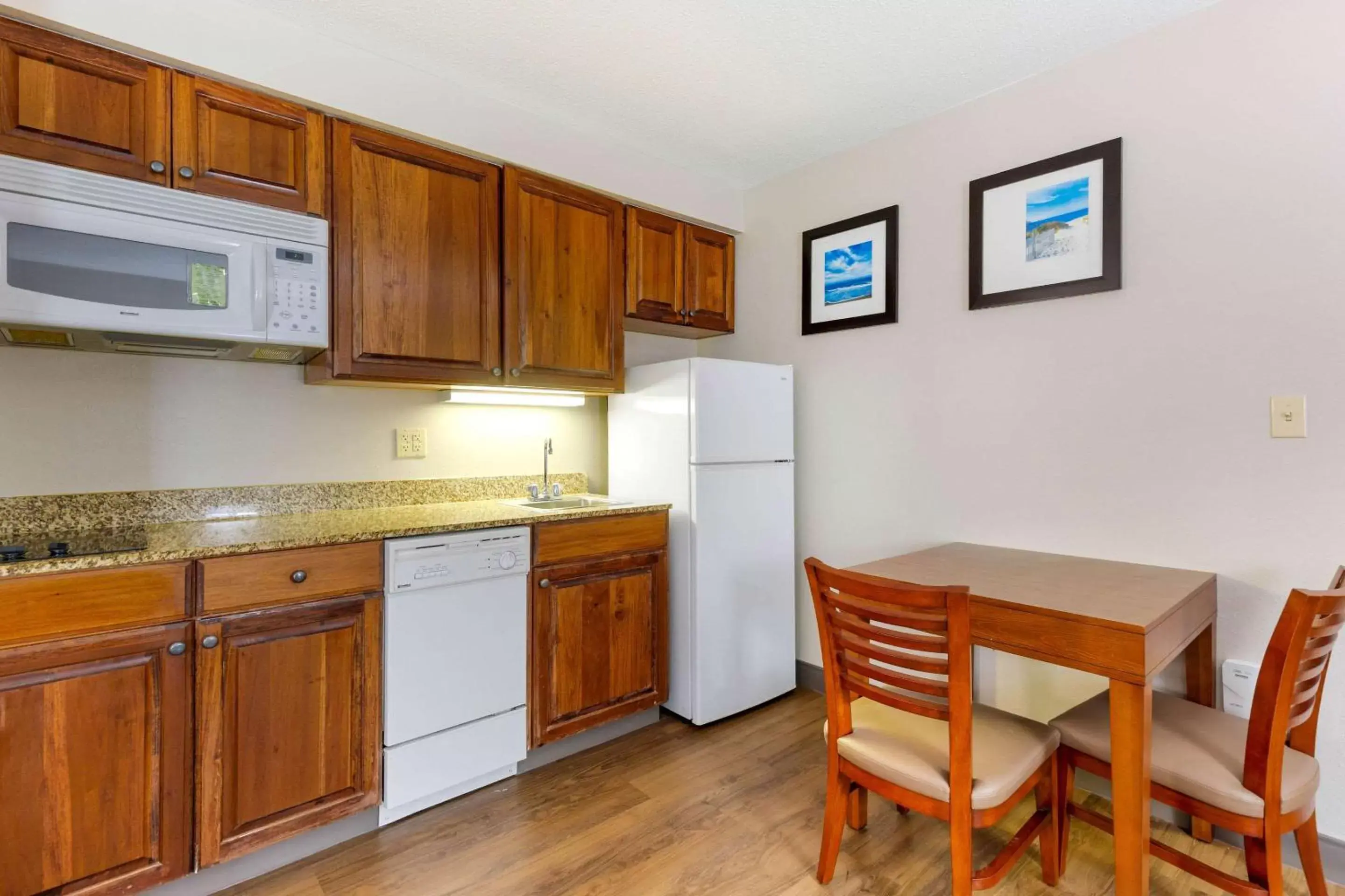 Photo of the whole room, Kitchen/Kitchenette in Comfort Inn & Suites