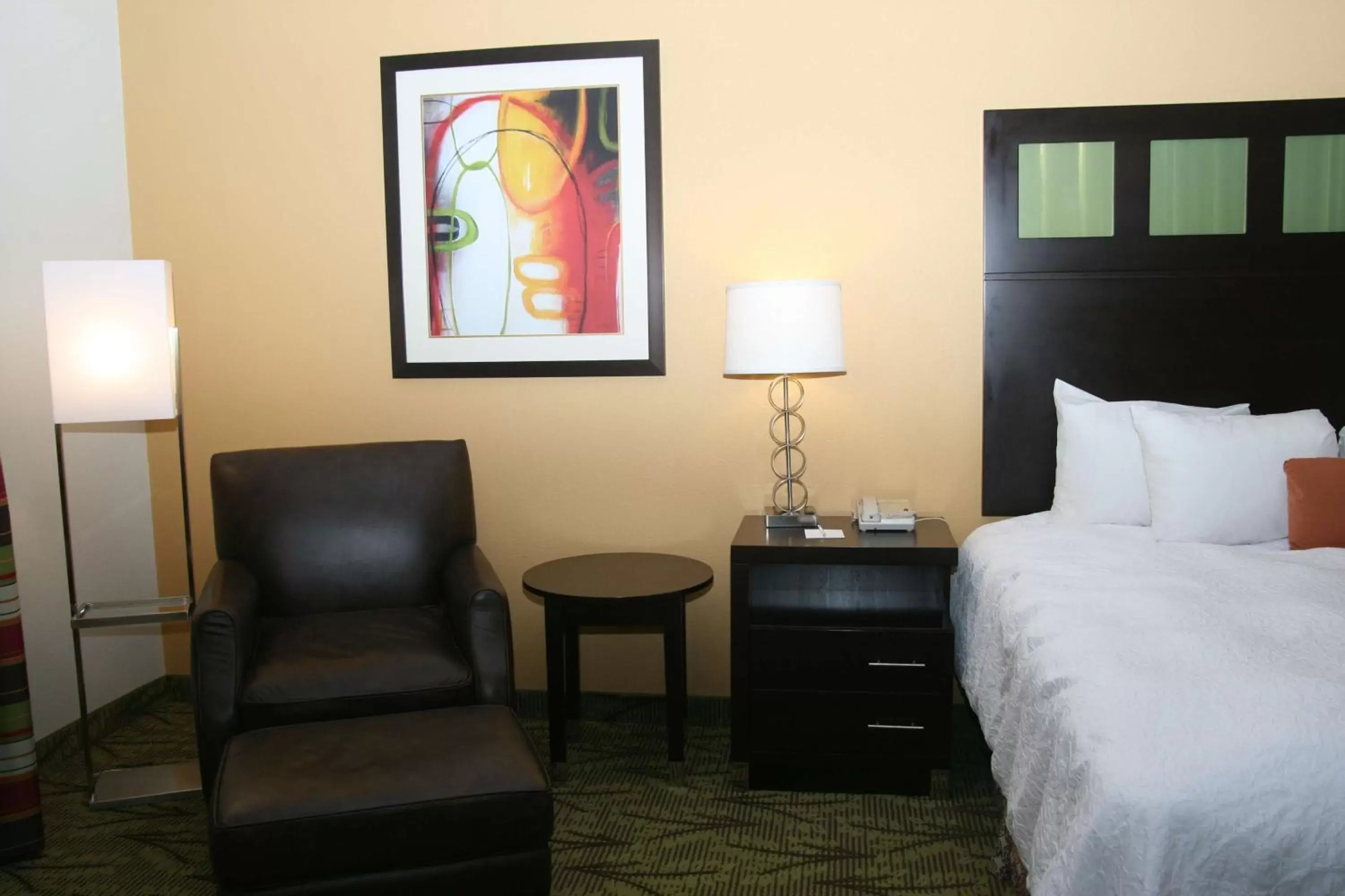 Bed, Seating Area in Hampton Inn & Suites Tulsa-Woodland Hills