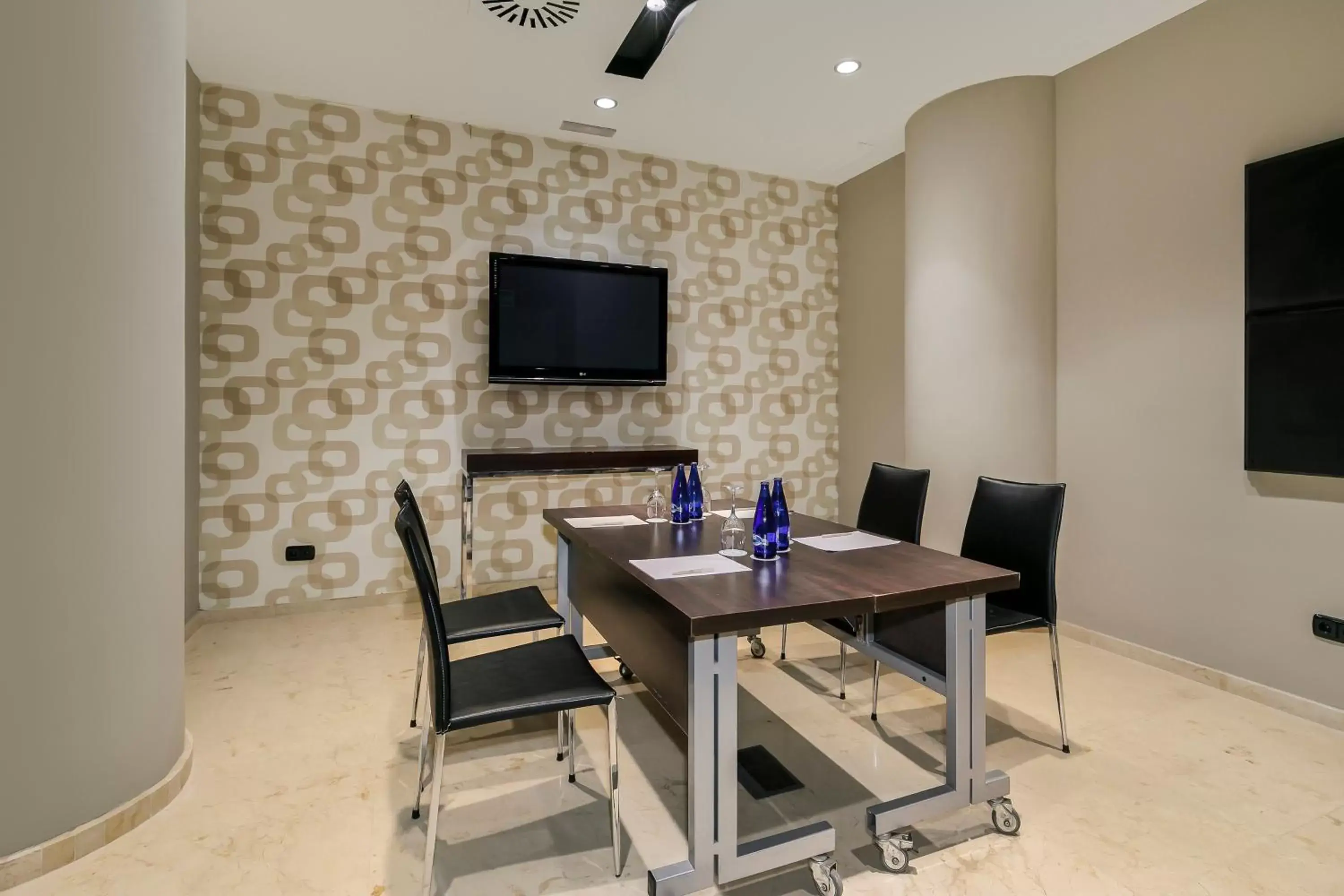 Meeting/conference room, TV/Entertainment Center in Sol Principe