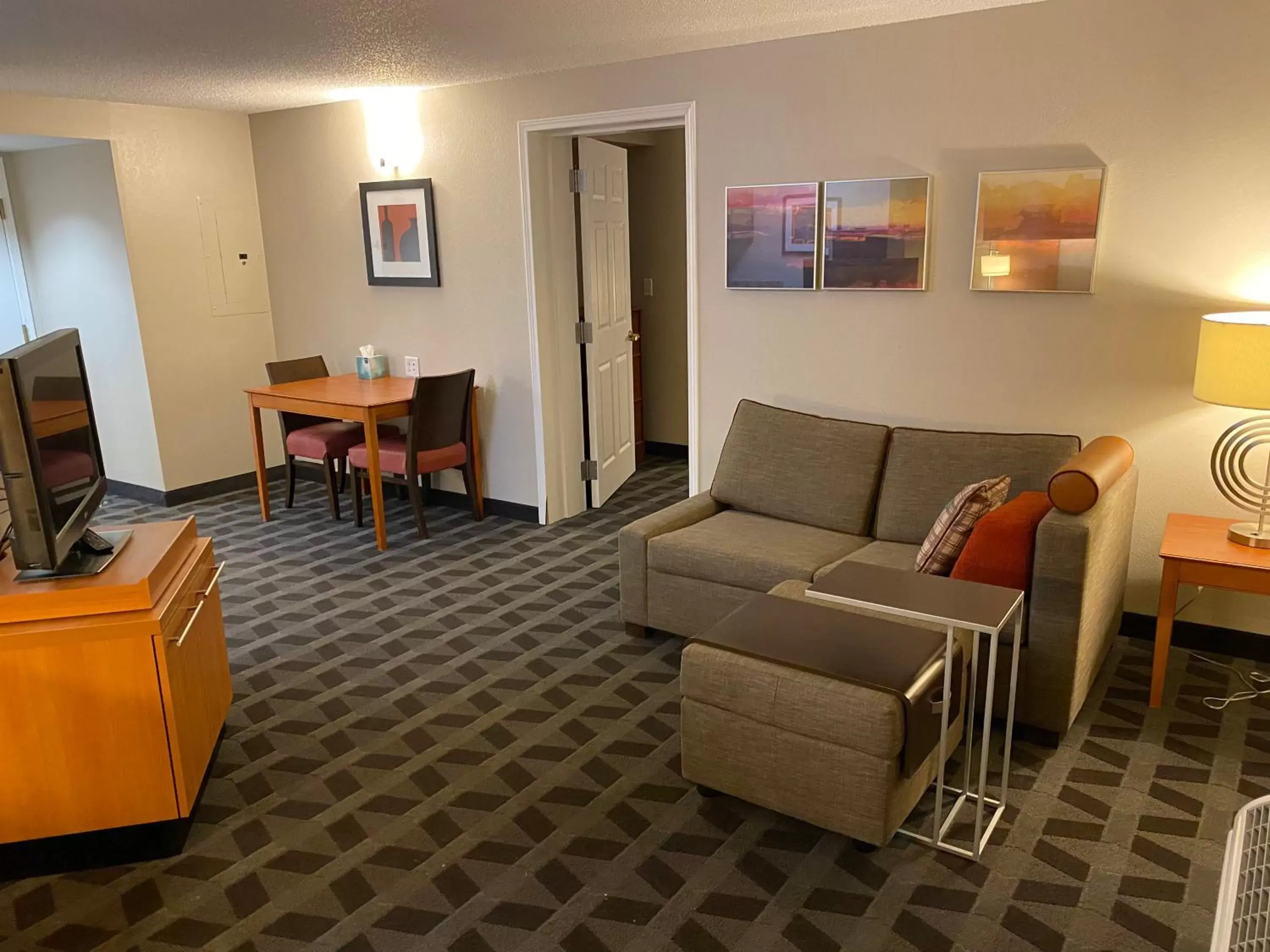 TV and multimedia, Seating Area in MainStay Suites Middleburg Heights Cleveland Airport