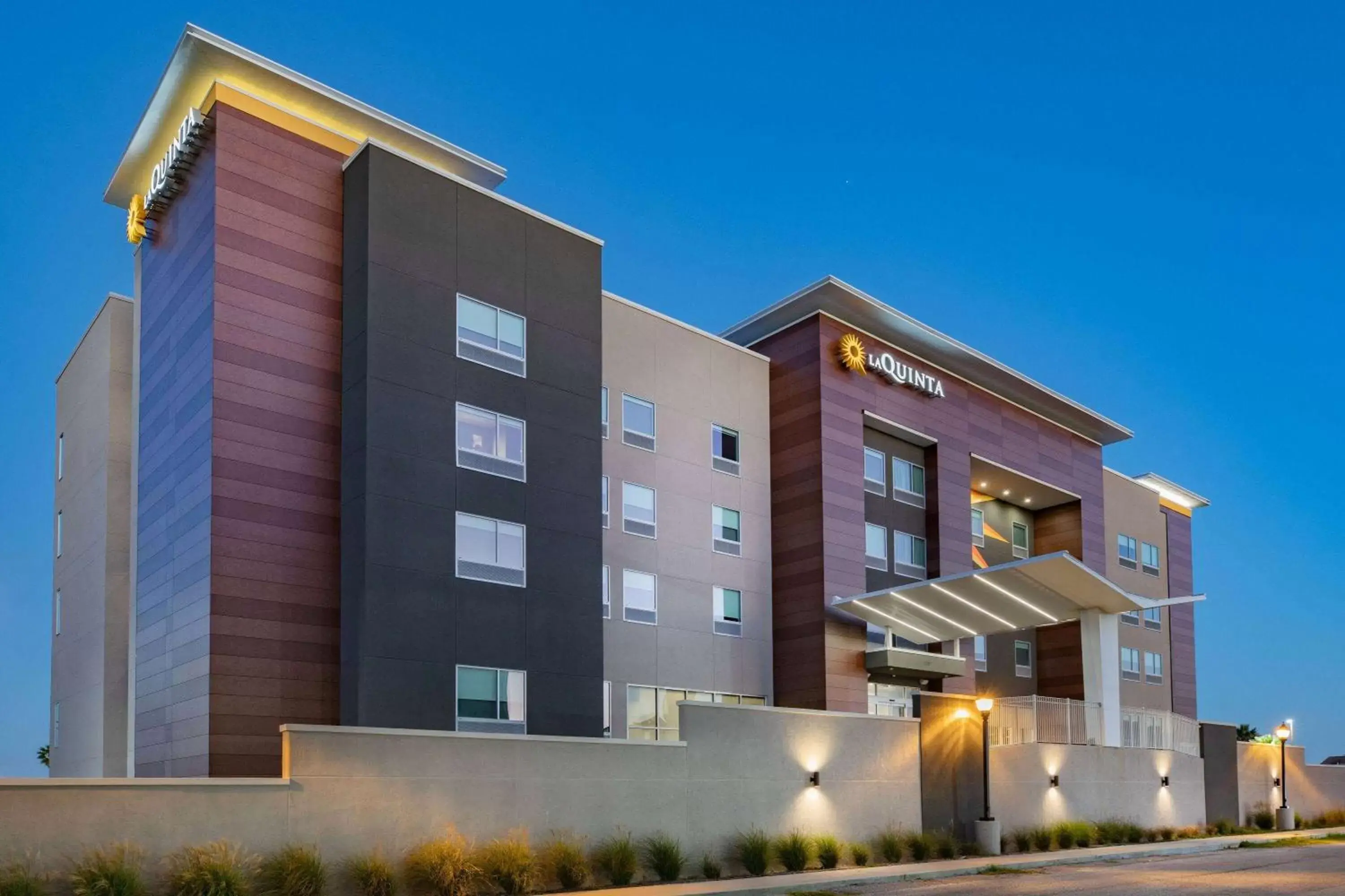 Property Building in La Quinta Inn & Suites by Wyndham Galveston North at I-45