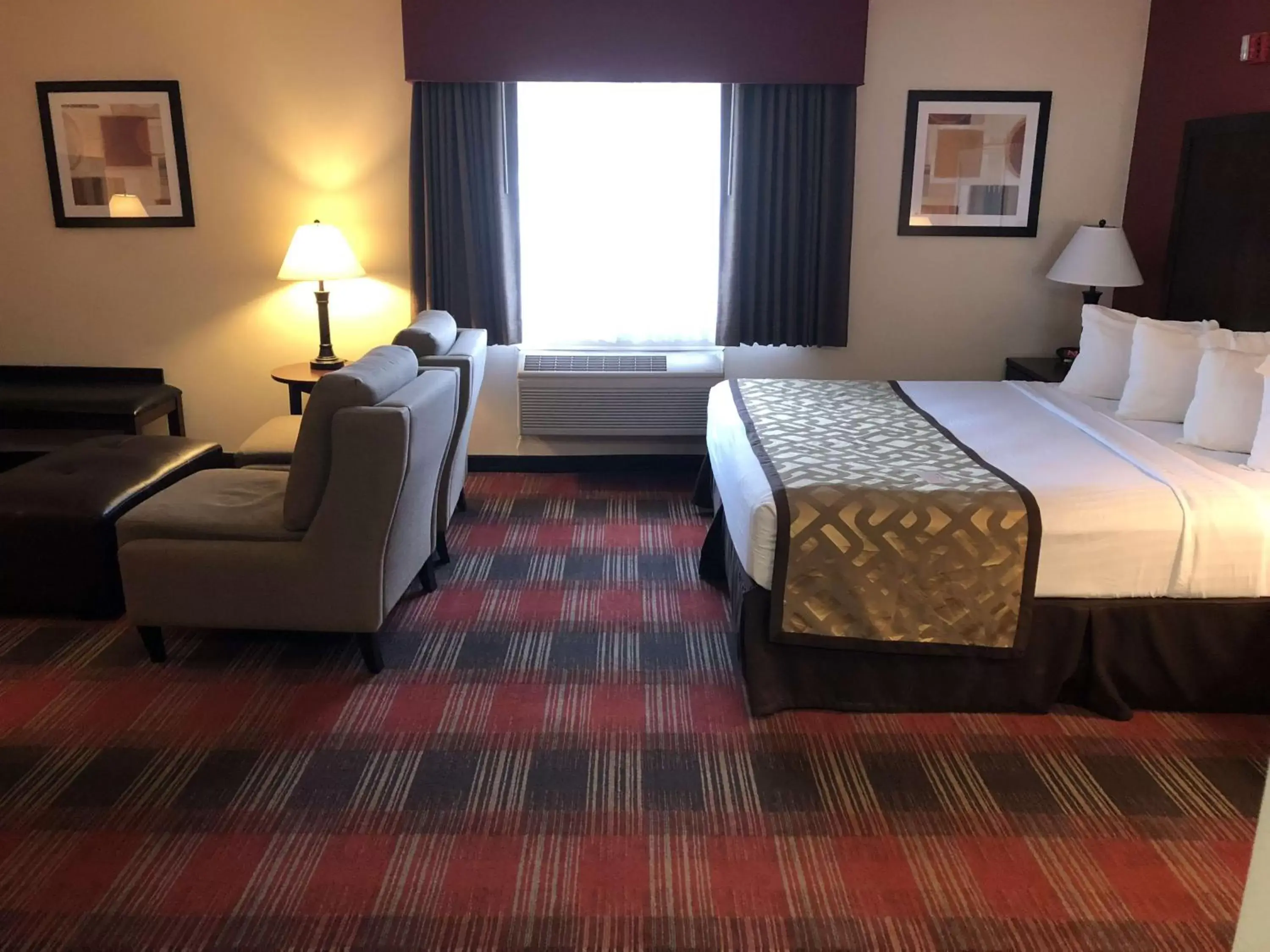 Photo of the whole room, Bed in Best Western Dallas Inn & Suites