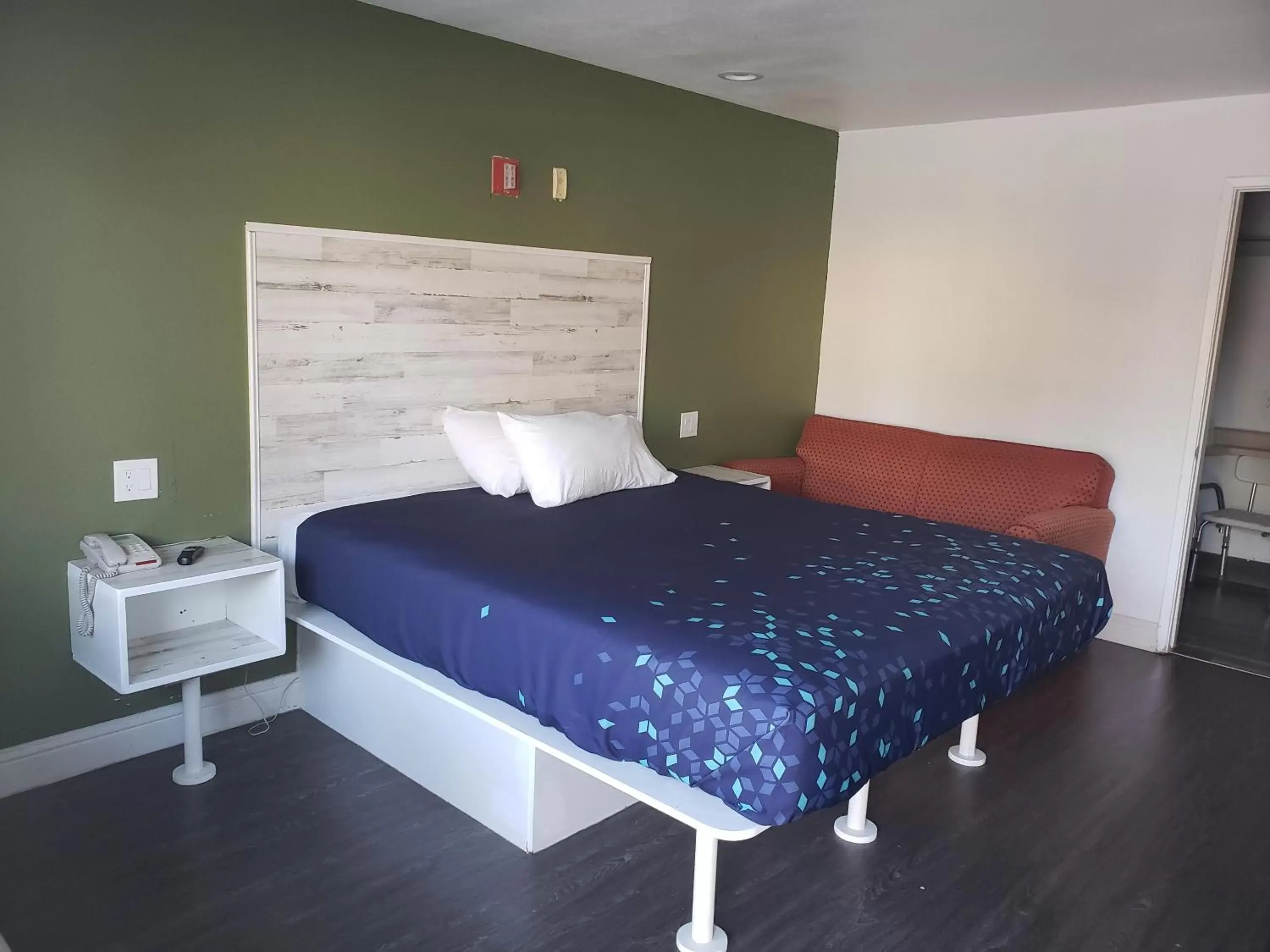 Bed in University Inn Fresno Bed in University Inn Fresno