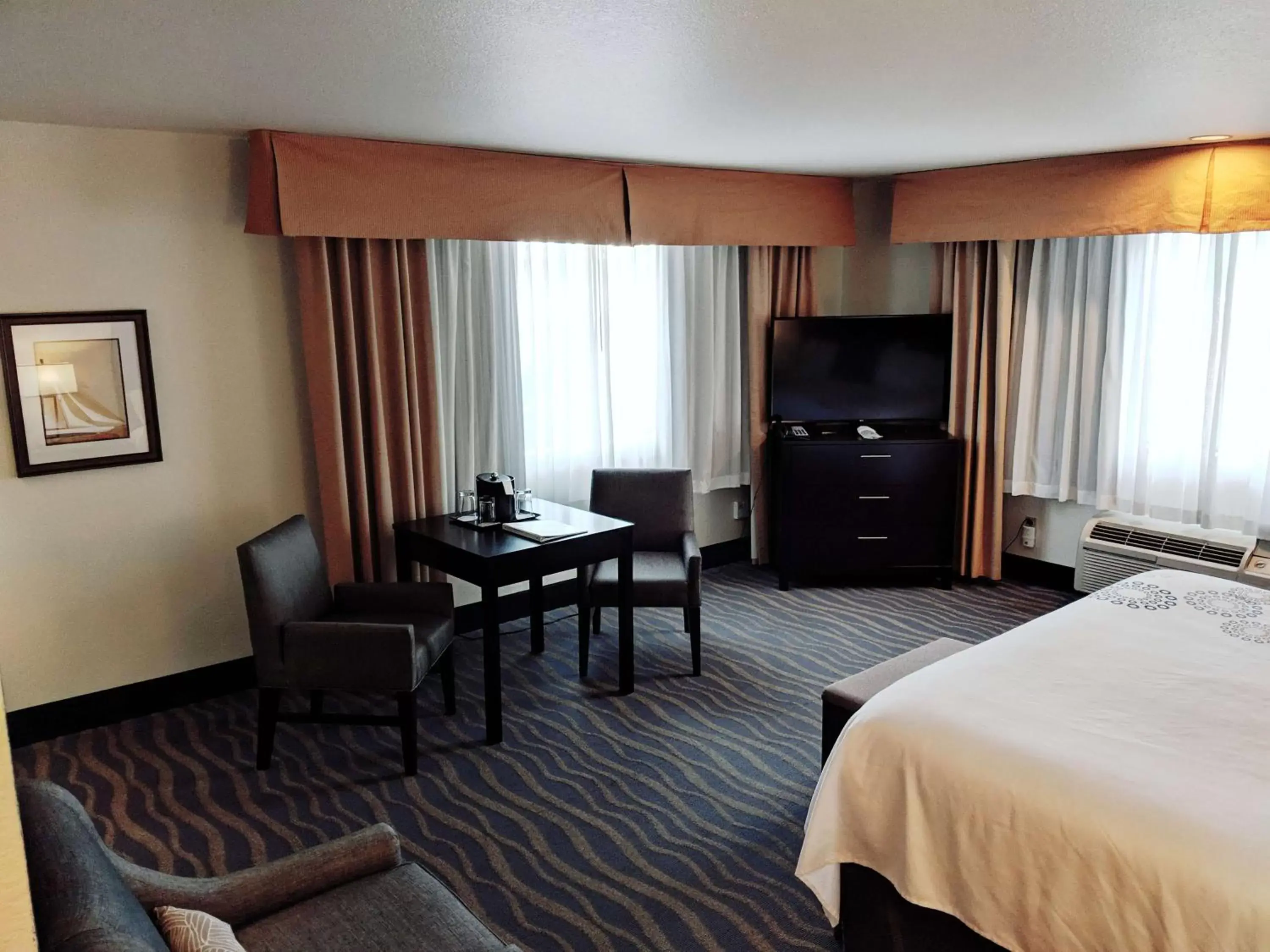 Photo of the whole room, TV/Entertainment Center in Best Western Plus Edmonds Harbor Inn