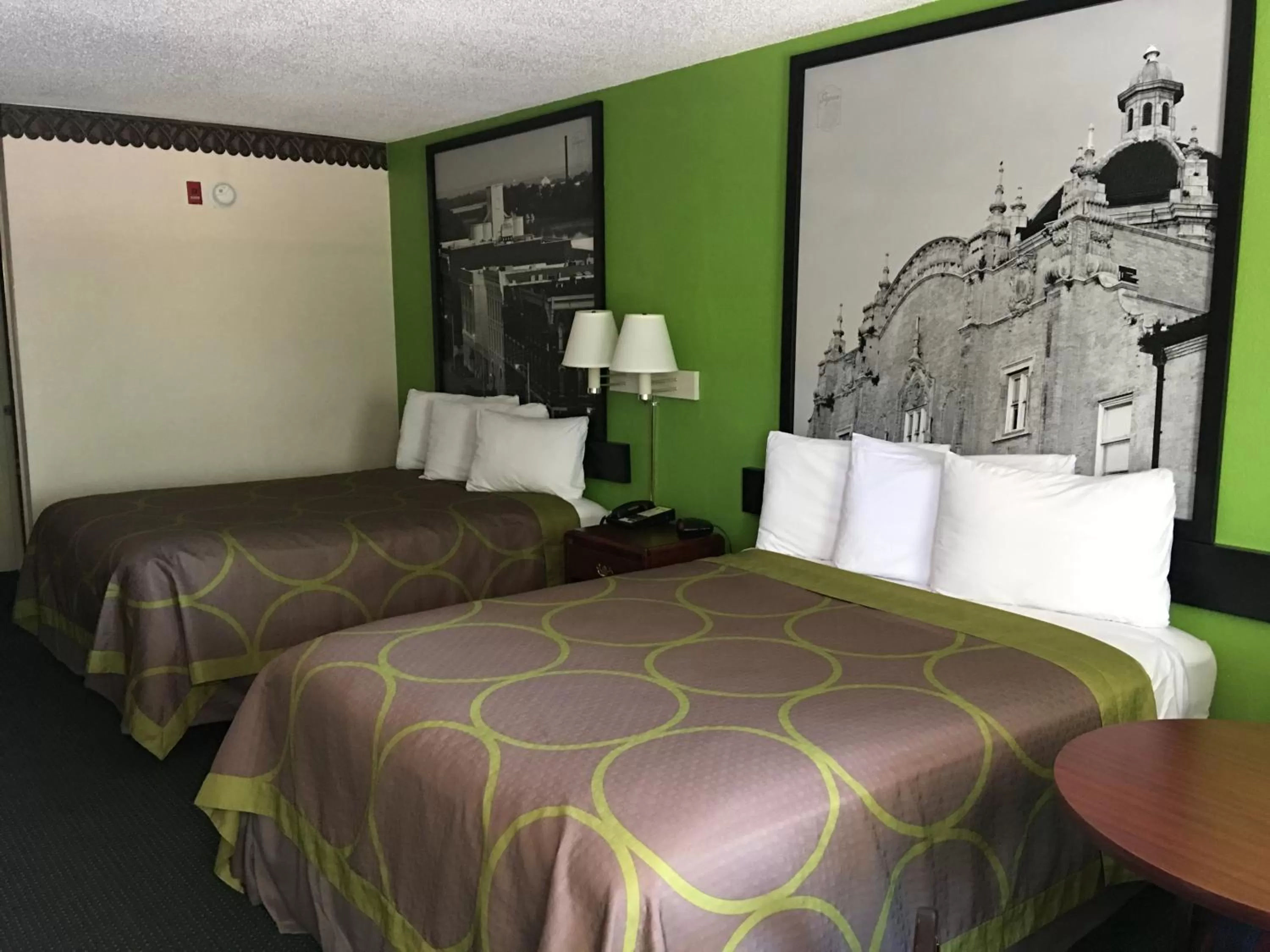 Bedroom, Bed in Super 8 by Wyndham Mobile