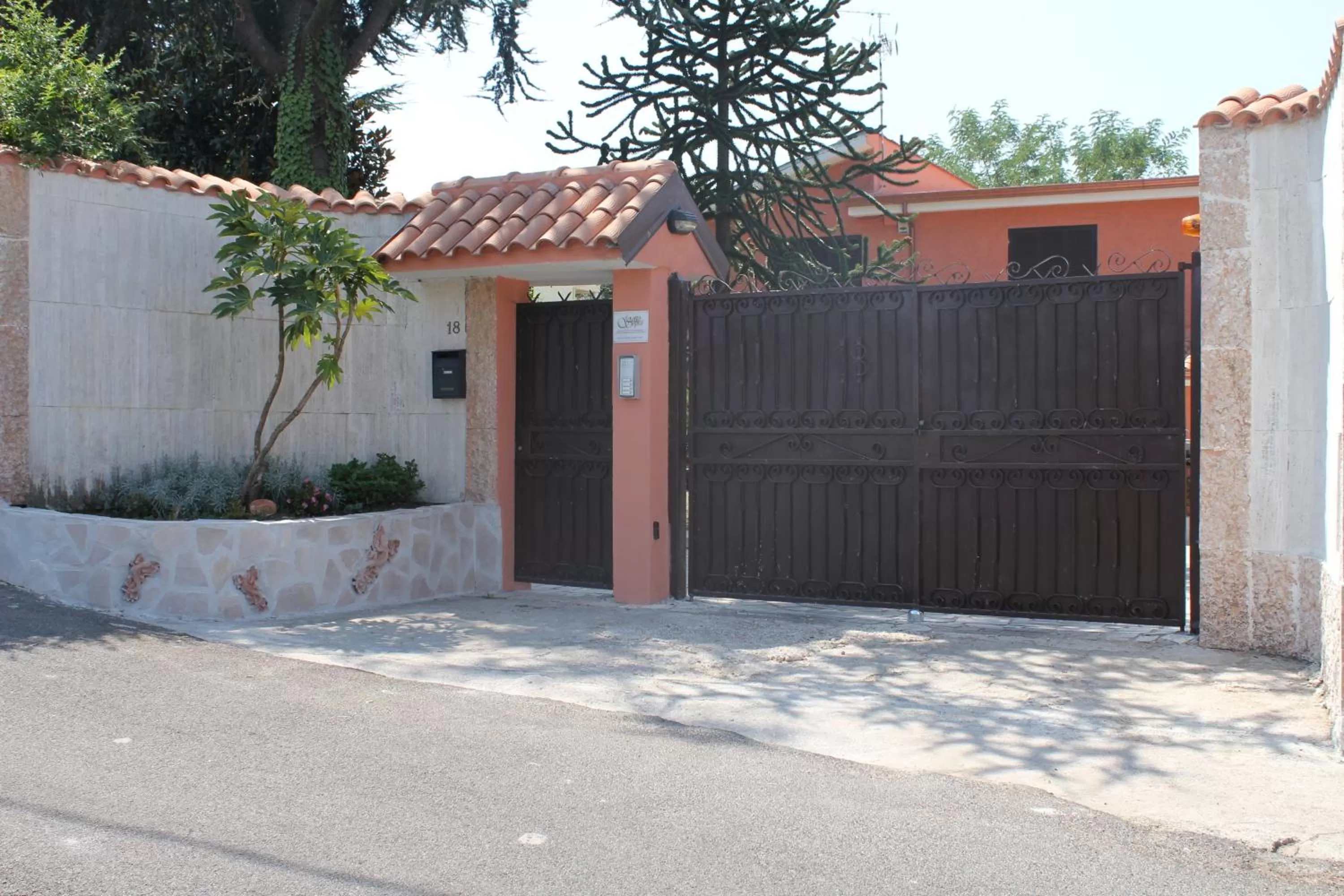 Facade/entrance in Il sottosopra