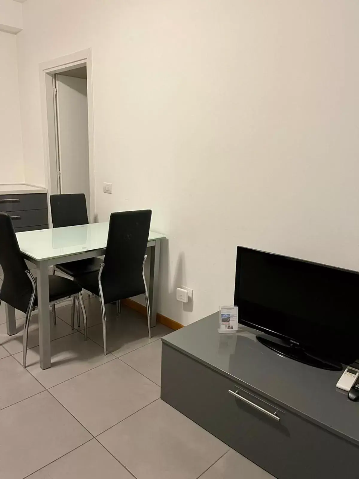 Dining area, TV/Entertainment Center in Easy Milano - Rooms and Apartments Navigli
