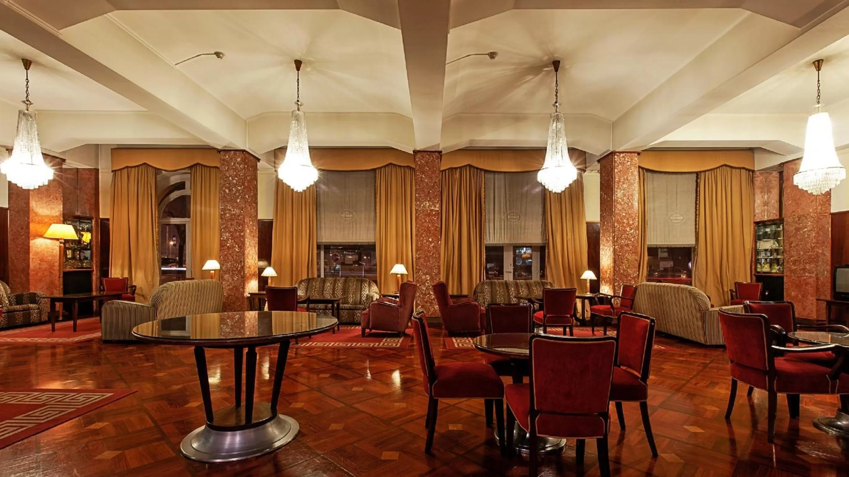 Communal lounge/ TV room in Hotel Astoria