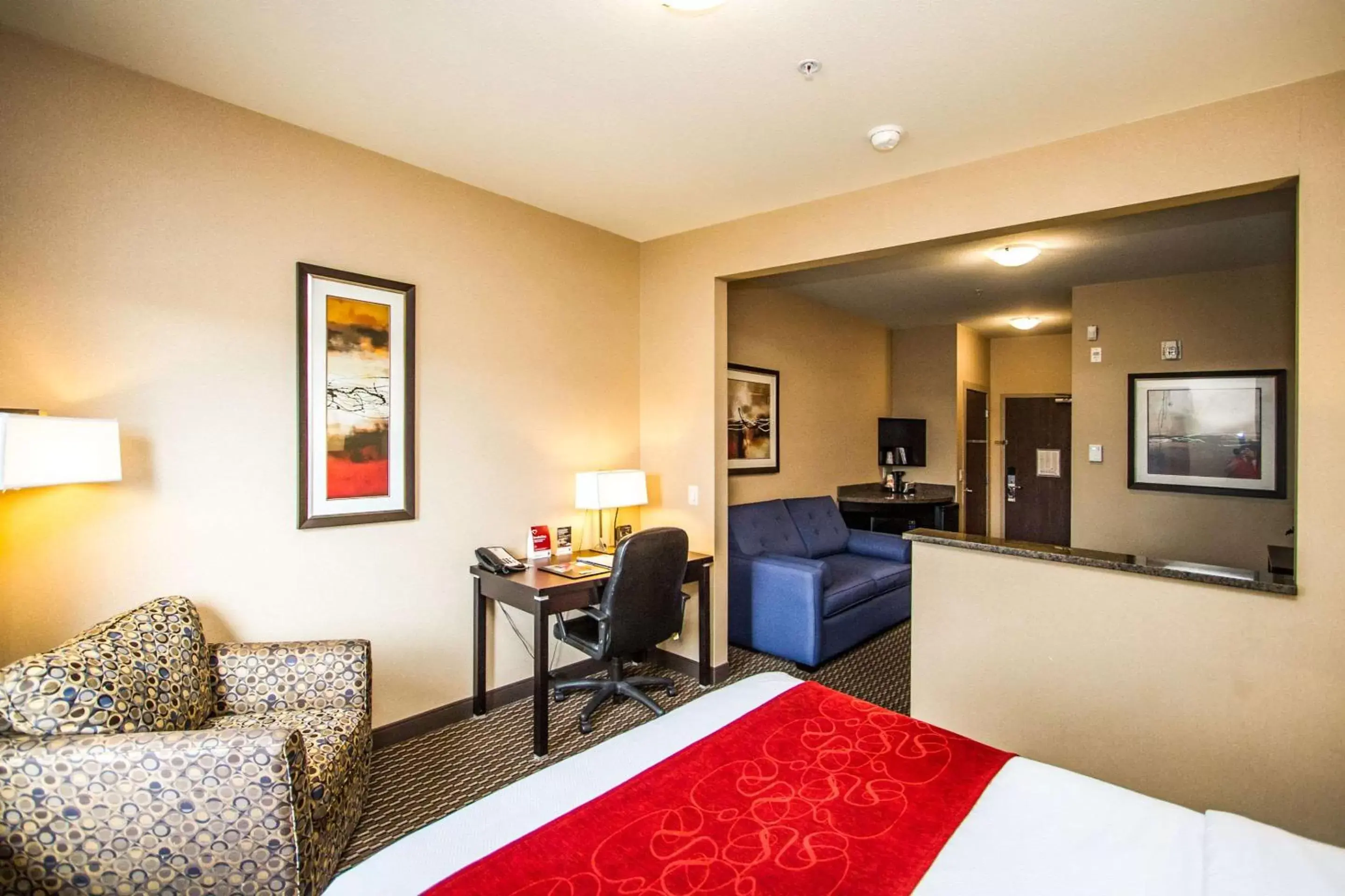 Photo of the whole room, Seating Area in Comfort Suites Kelowna
