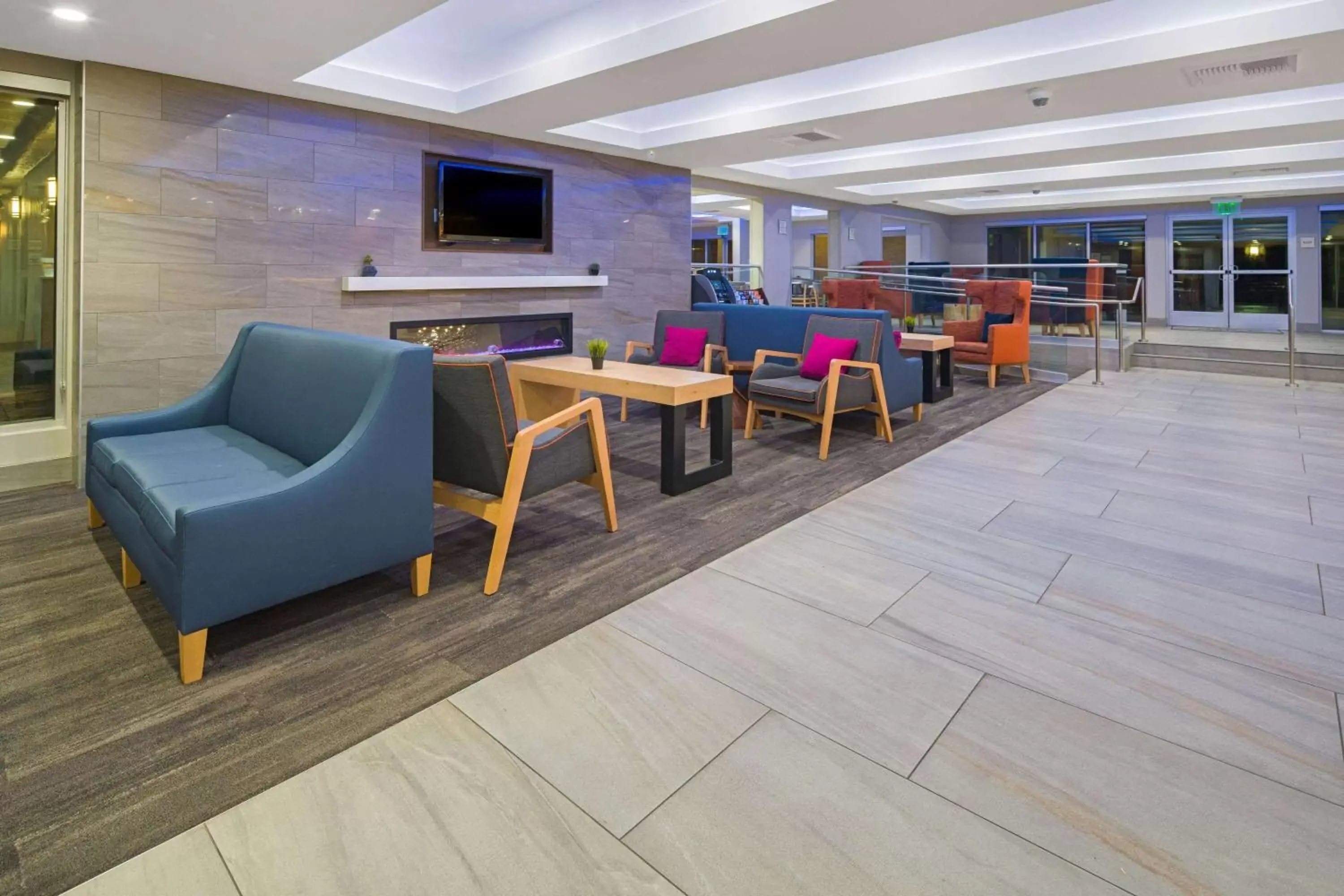 Lobby or reception in La Quinta by Wyndham Orange County Airport