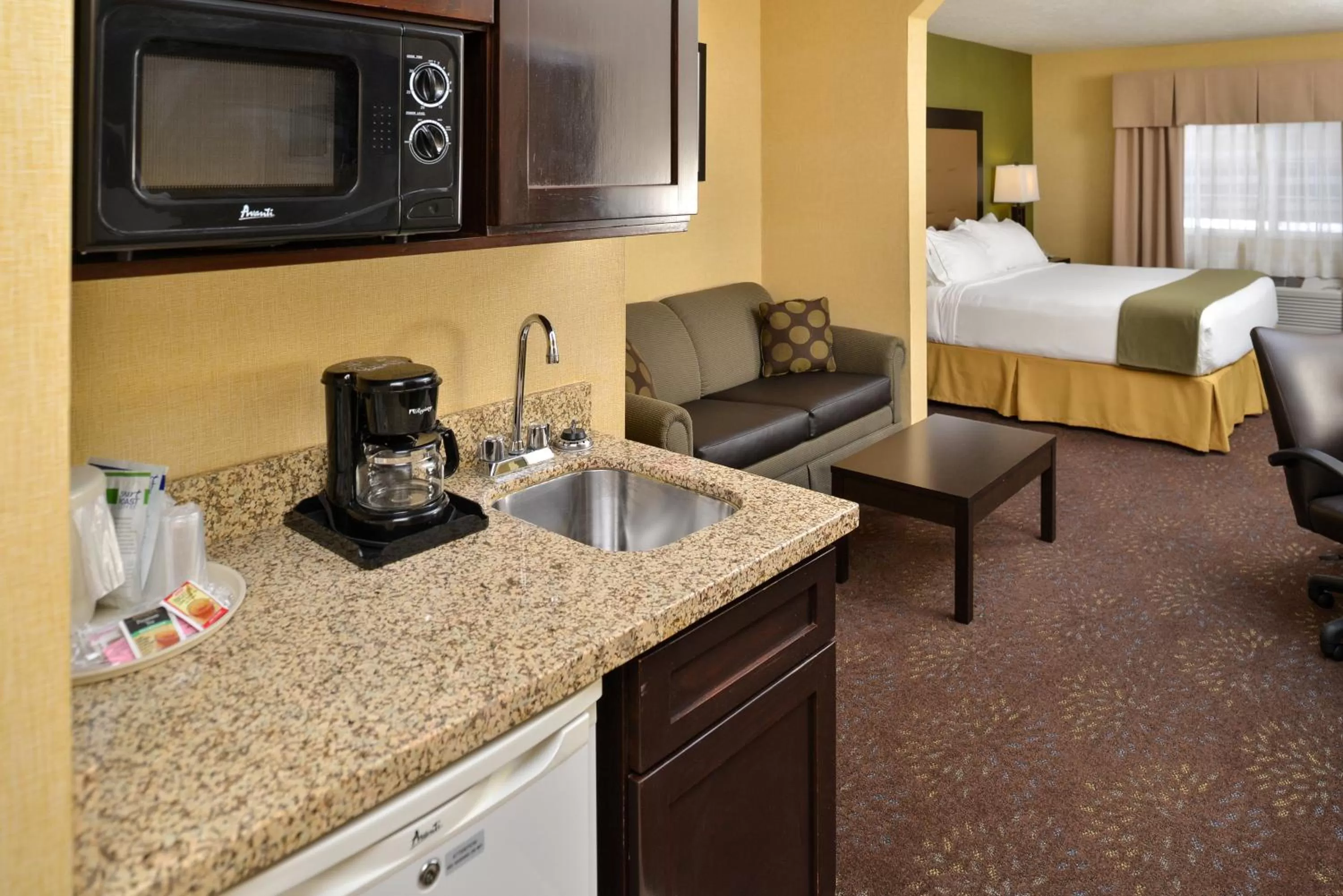 Photo of the whole room, Bed in Holiday Inn Express Hotel & Suites Charlotte by IHG