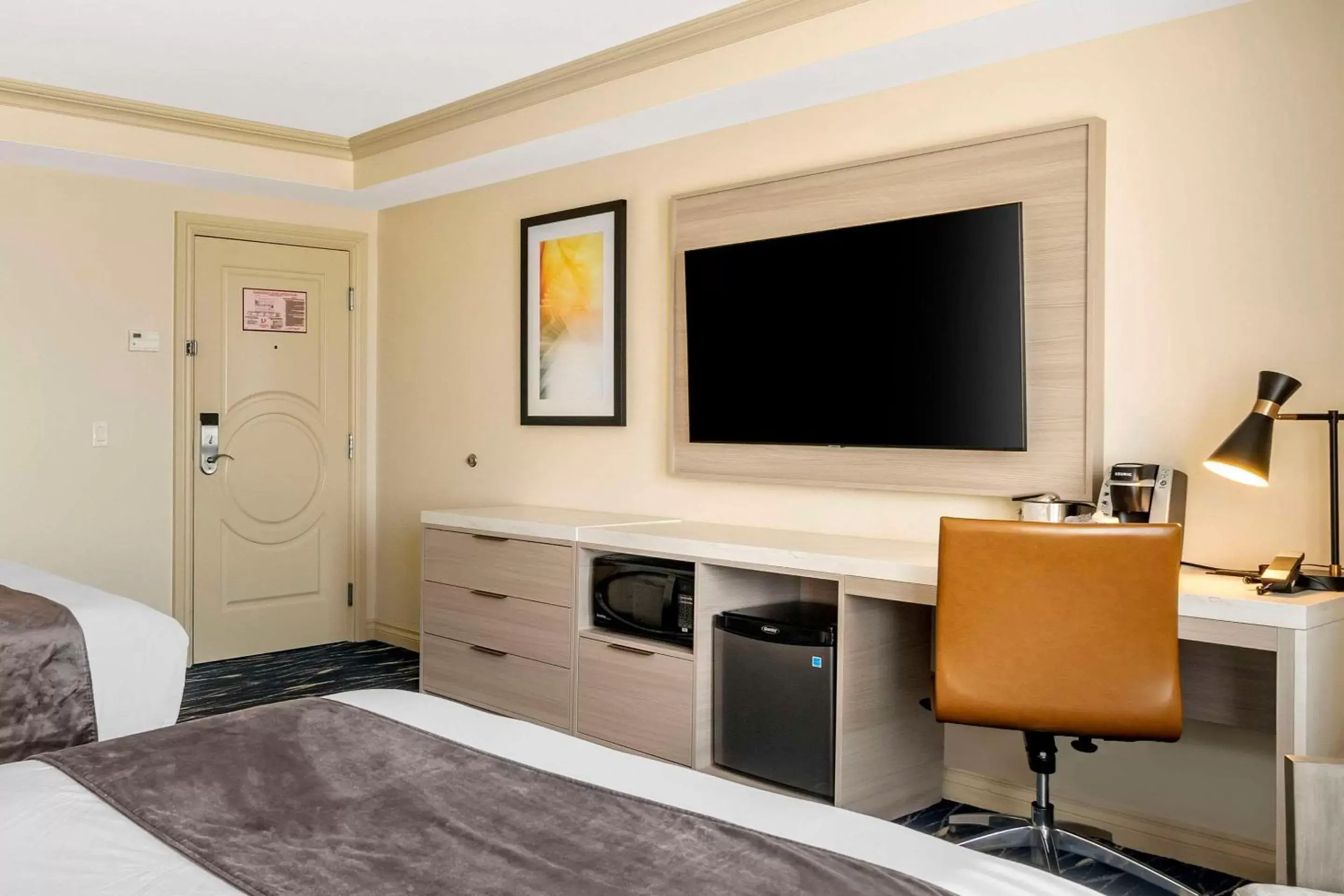 Bedroom, TV/Entertainment Center in Wyvern Hotel, Ascend Hotel Collection