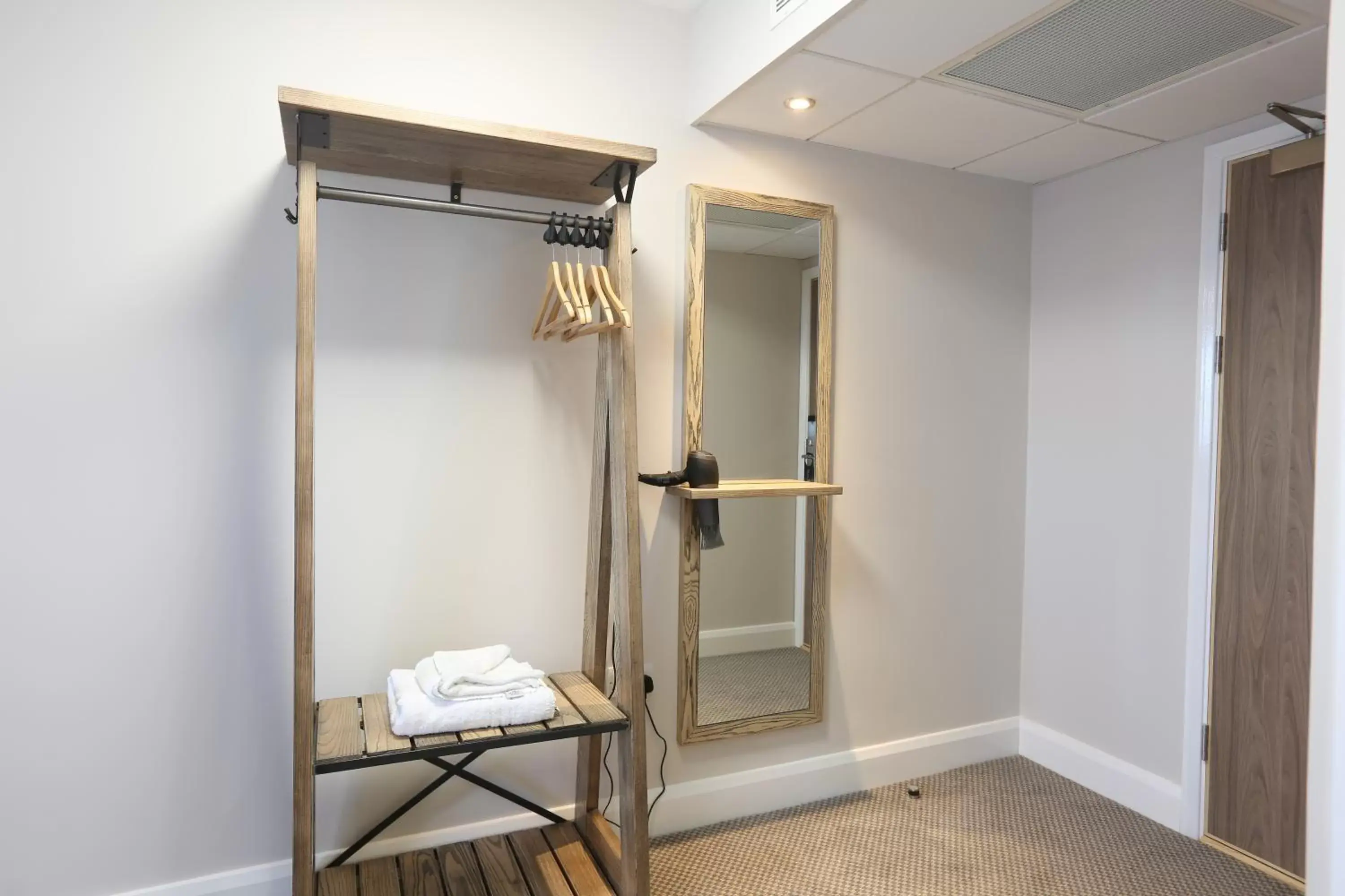 Bedroom, Bathroom in Tulip Queen, Spalding by Marston's Inns