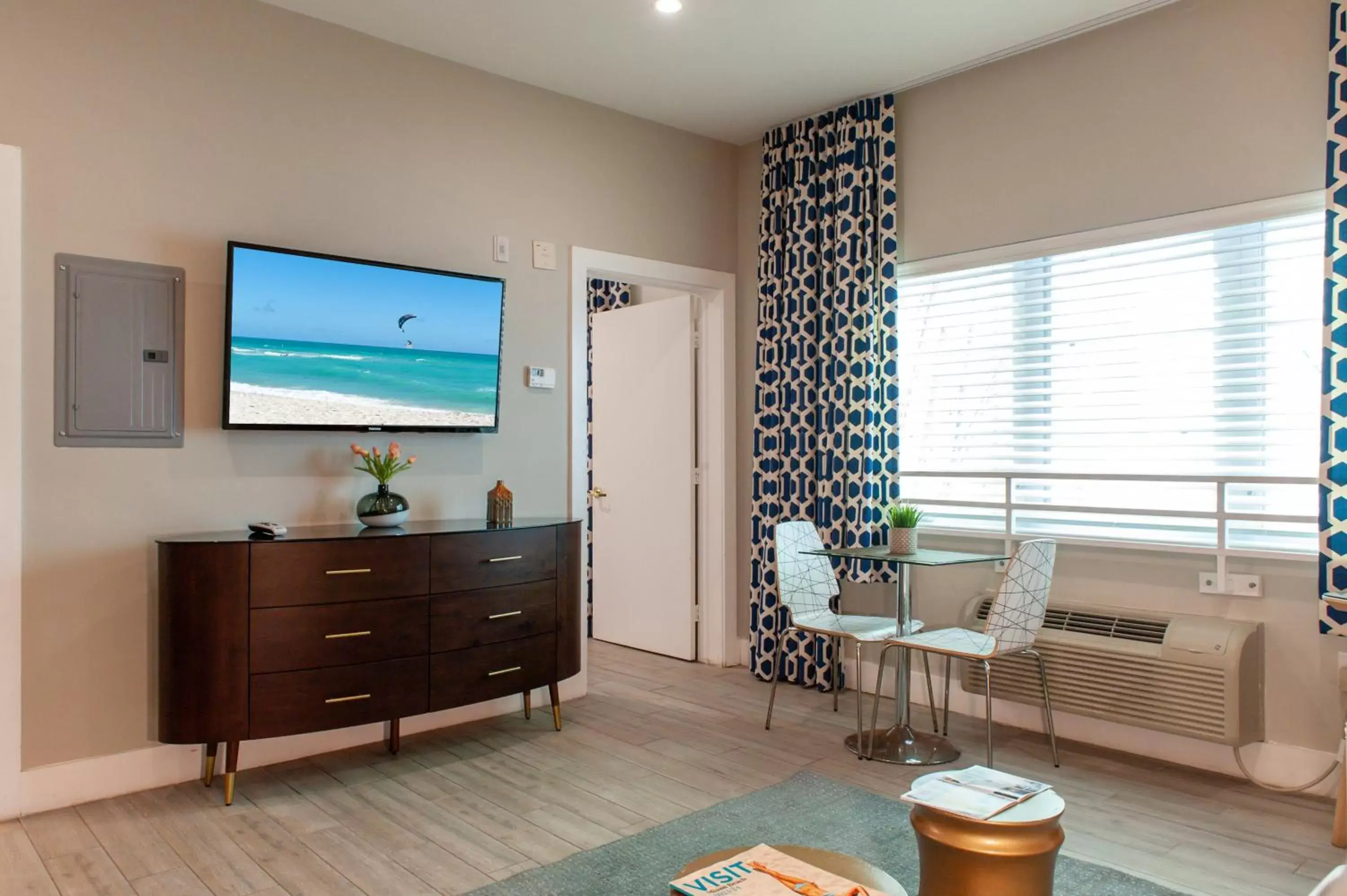TV and multimedia, TV/Entertainment Center in Oceanside Hotel and Suites
