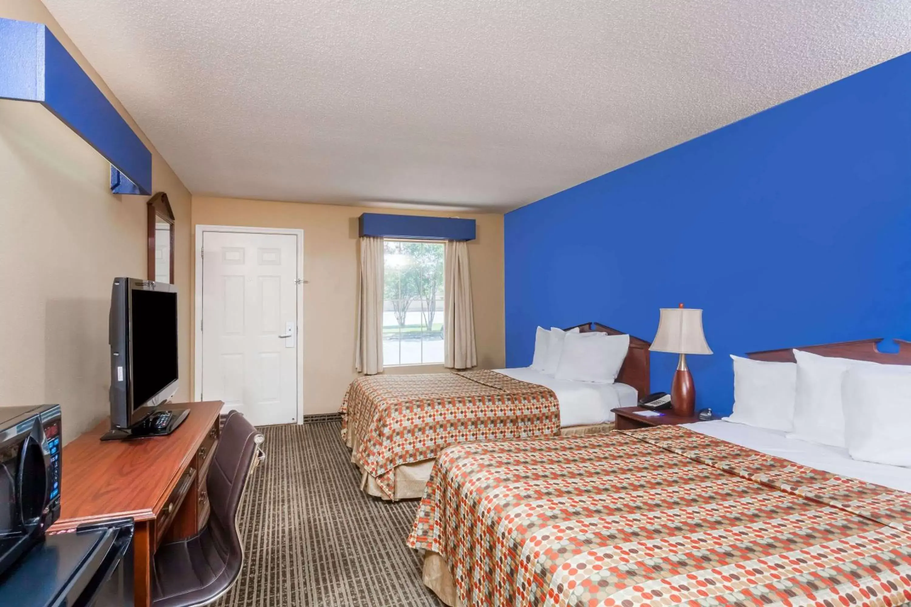 Photo of the whole room, Bed in Baymont by Wyndham Florence/Muscle Shoals