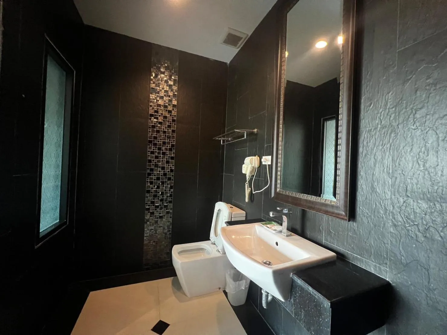 Toilet in Srisawara Casa Hotel