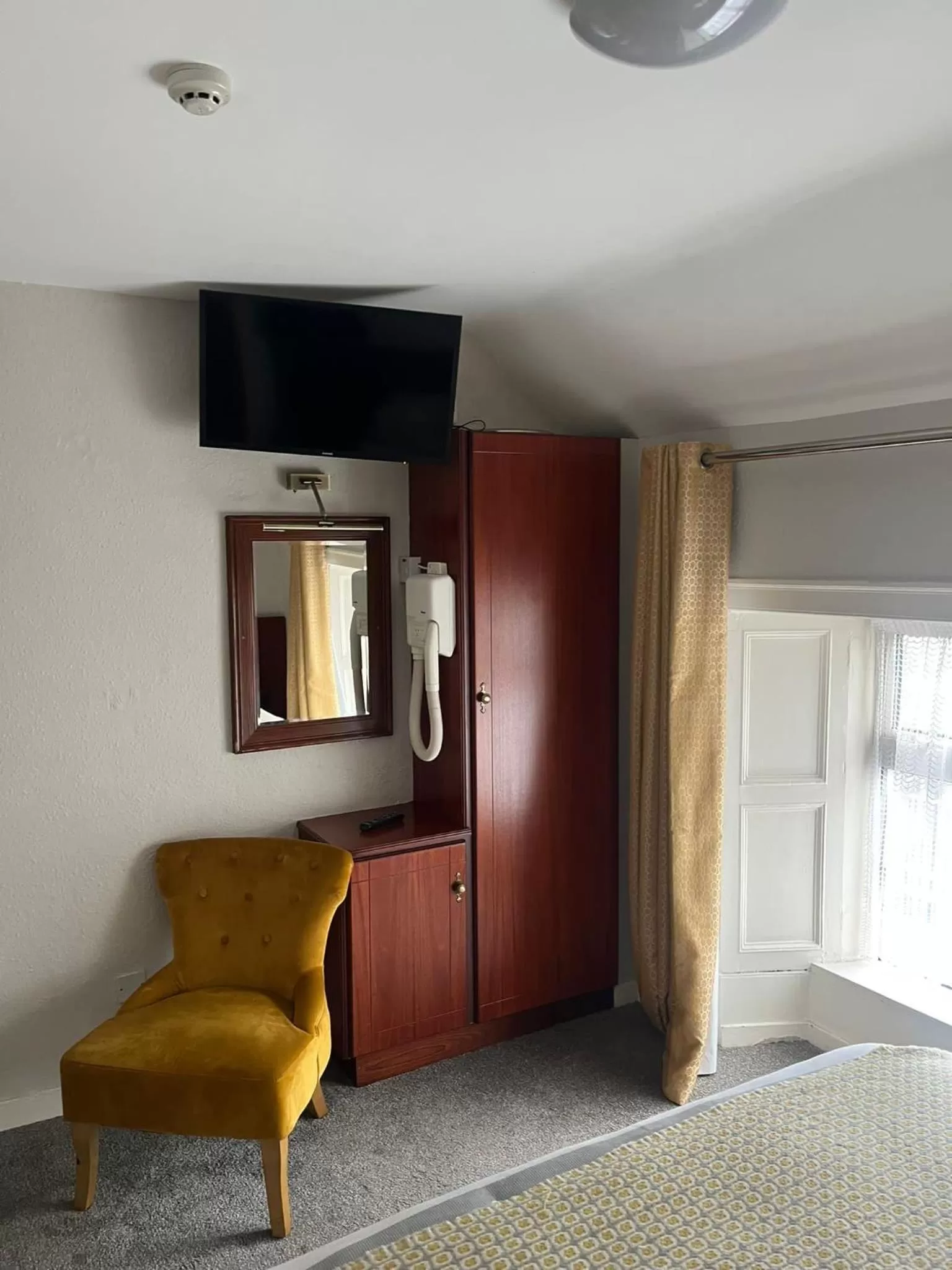 TV and multimedia, TV/Entertainment Center in Charlie Foleys