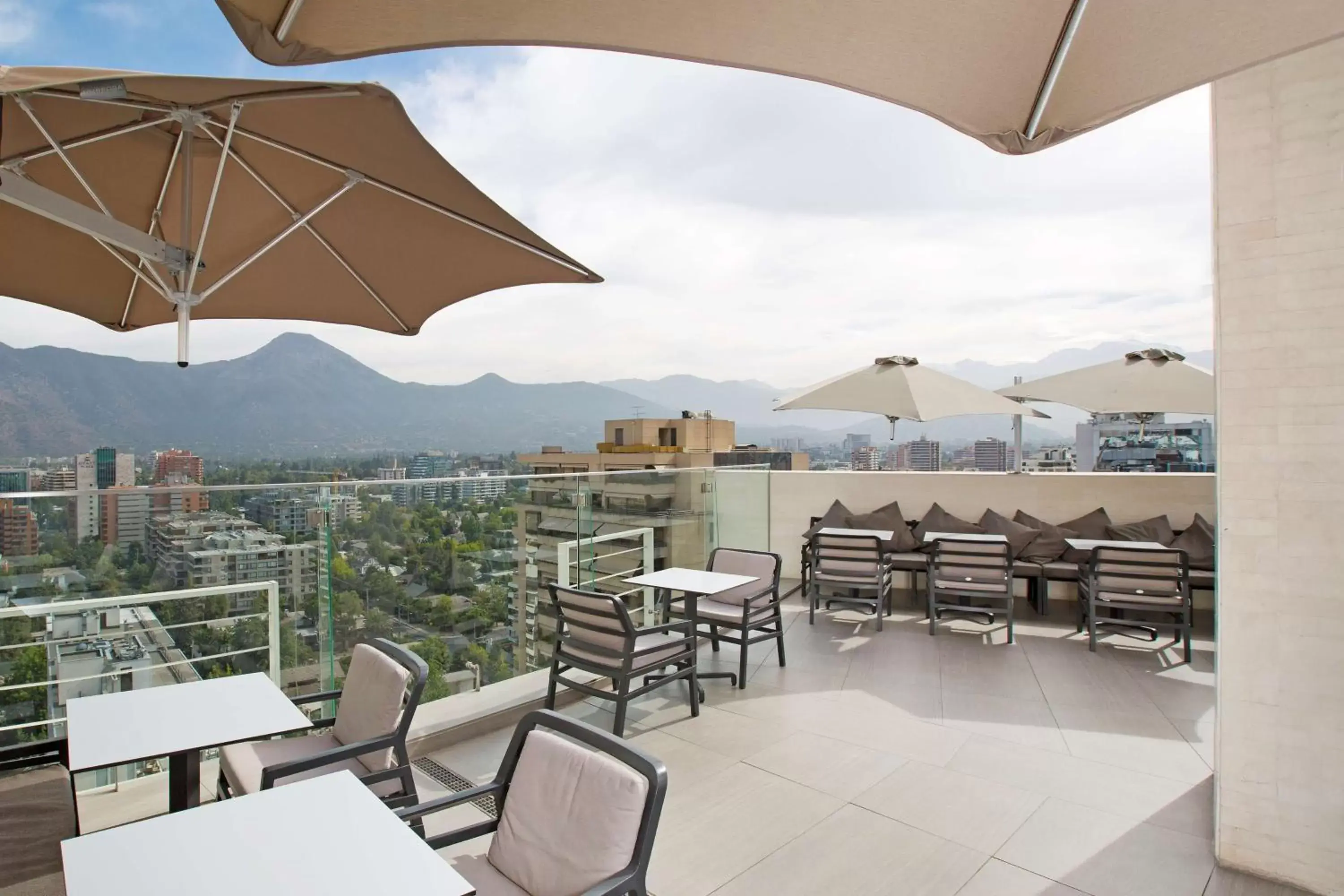 Restaurant/Places to Eat in DoubleTree by Hilton Santiago Kennedy, Chile