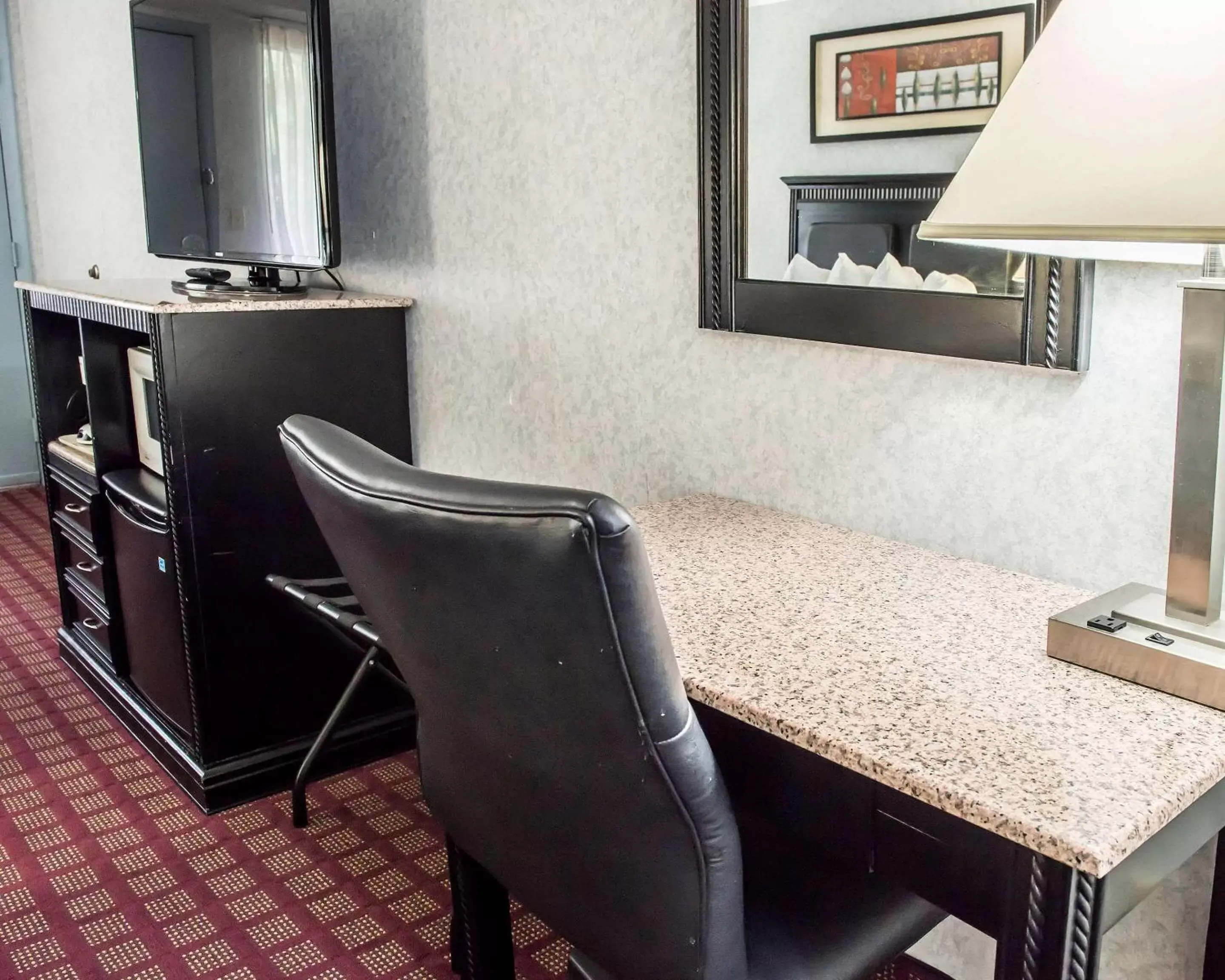 Photo of the whole room, Kitchen/Kitchenette in Quality Inn & Suites North Gibsonia