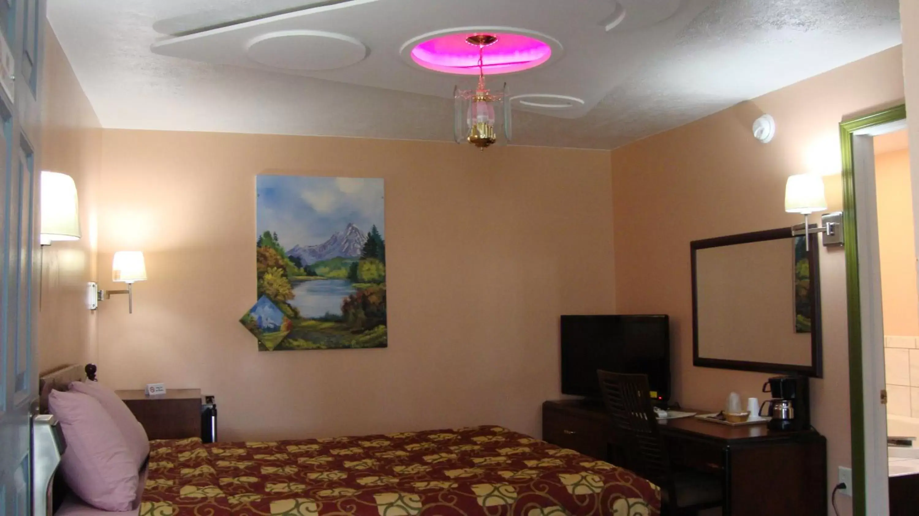 Photo of the whole room, Bed in Pinconning Trail Inn Motel