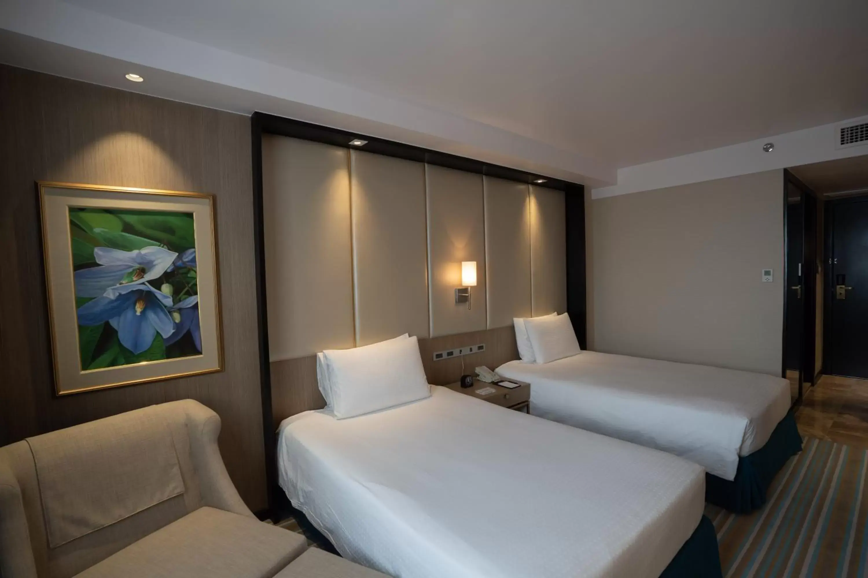 Photo of the whole room, Bed in Marco Polo Plaza Cebu