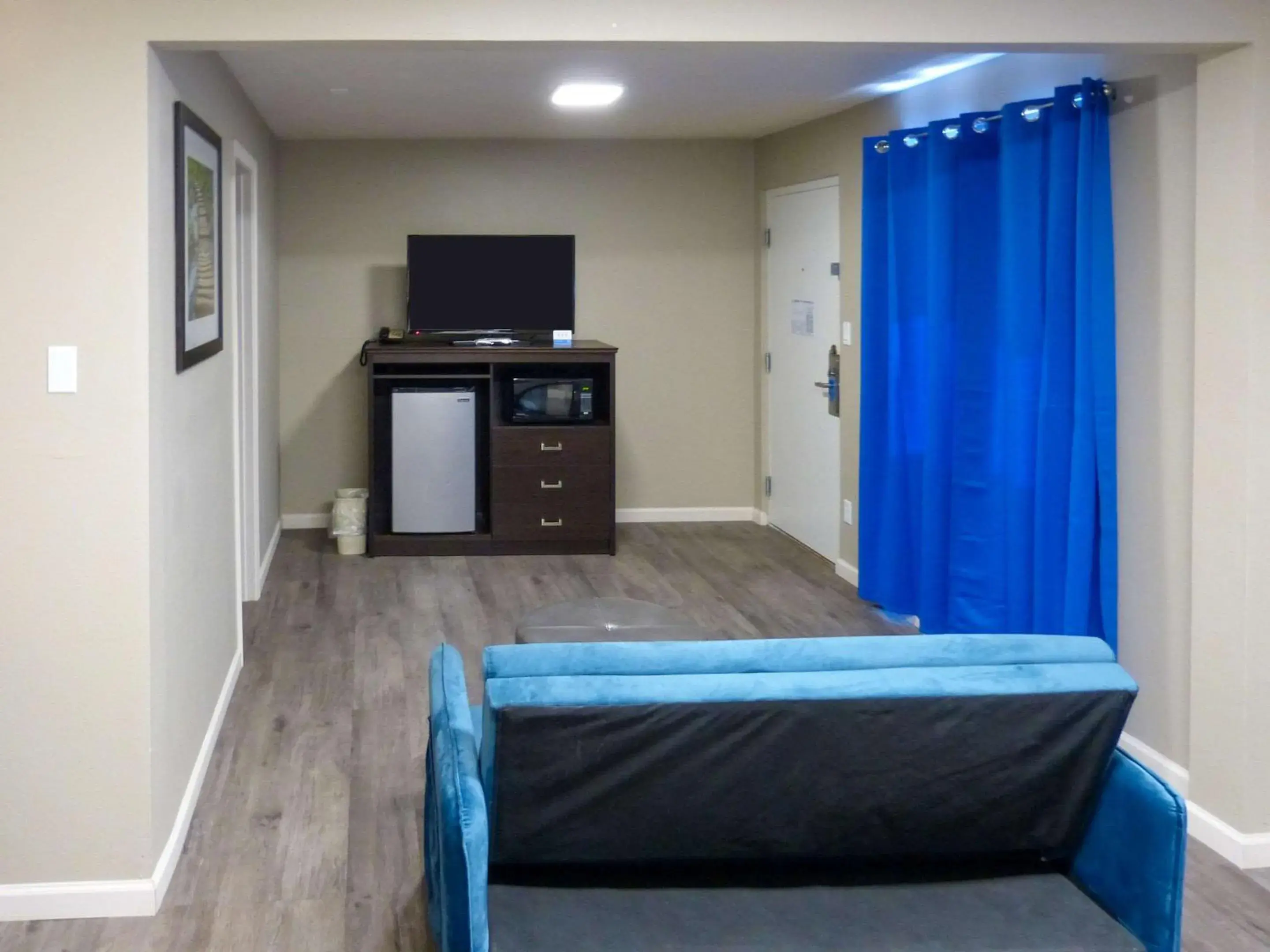 Bedroom, TV/Entertainment Center in Rodeway Inn & Suites