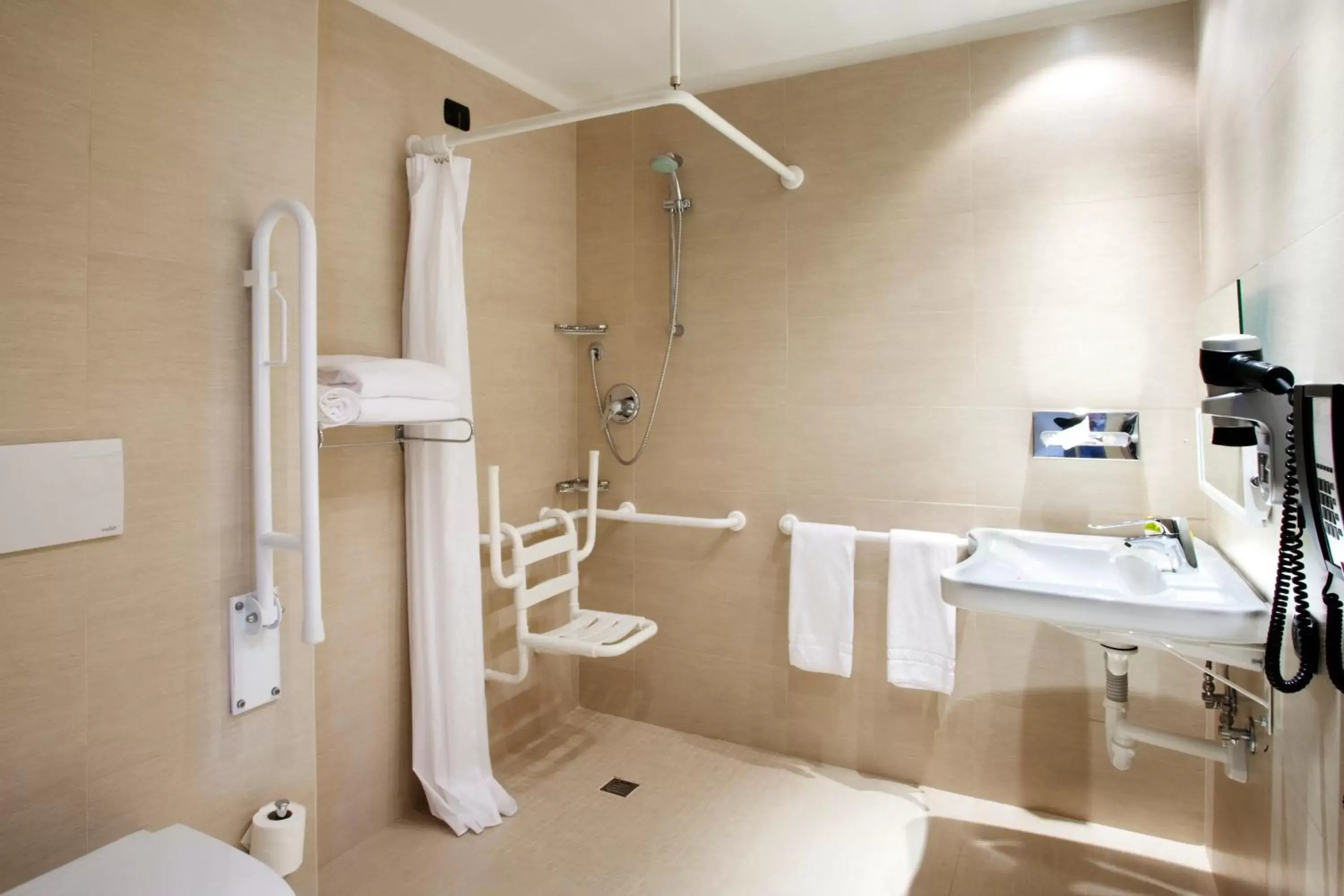 Shower, Bathroom in Holiday Inn Salerno-Cava De' Tirreni, an IHG Hotel