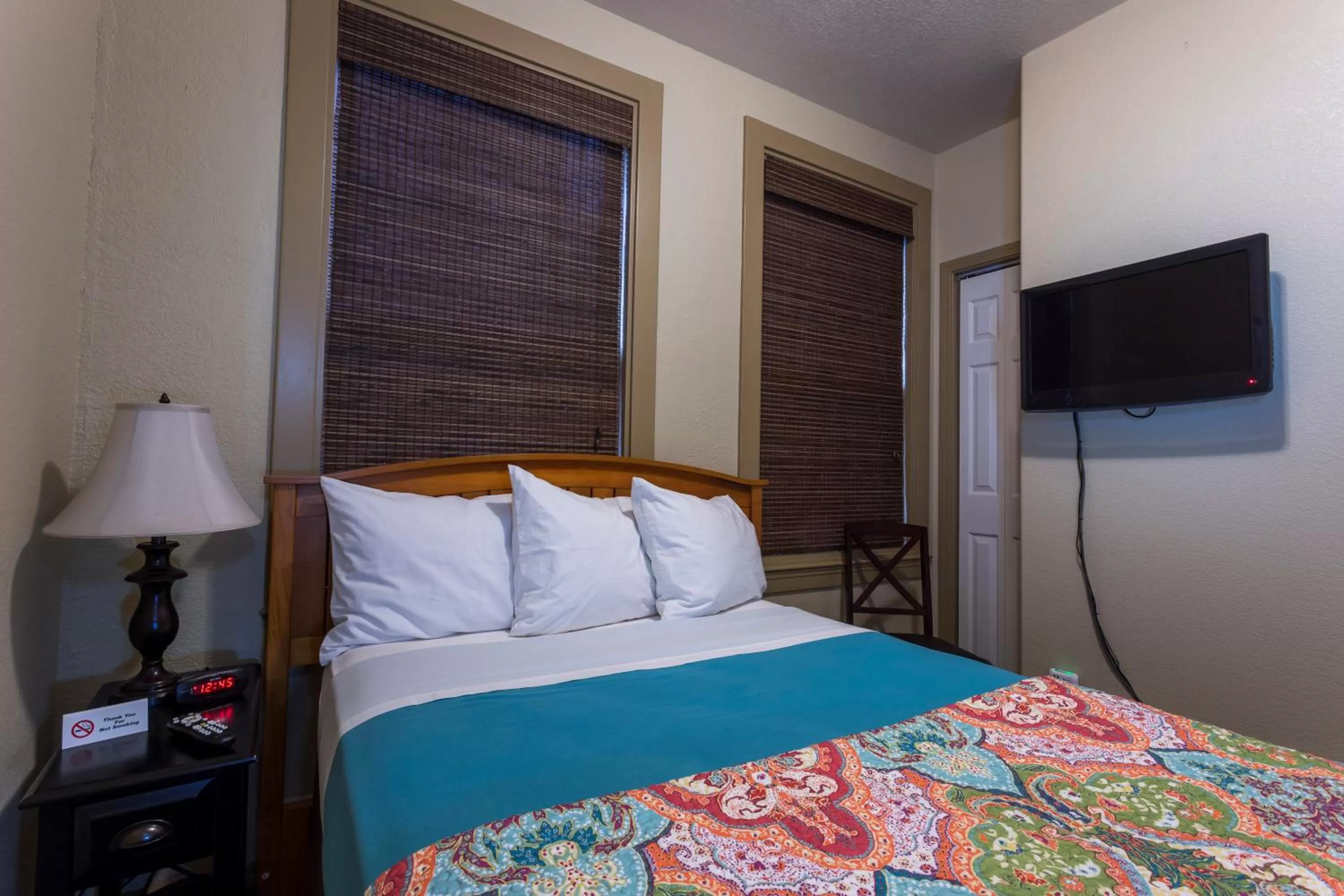 Photo of the whole room in Hotel Cathlamet