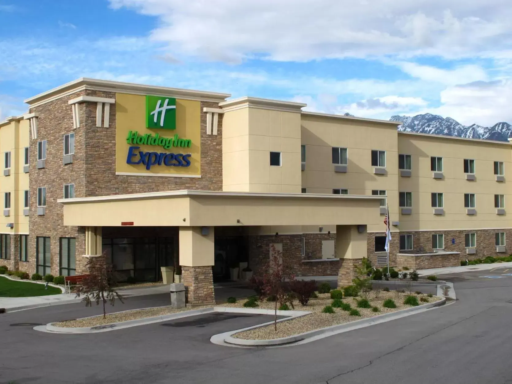 Property building in Holiday Inn Express Salt Lake City South - Midvale by IHG Property building in Holiday Inn Express Salt Lake City South - Midvale by IHG