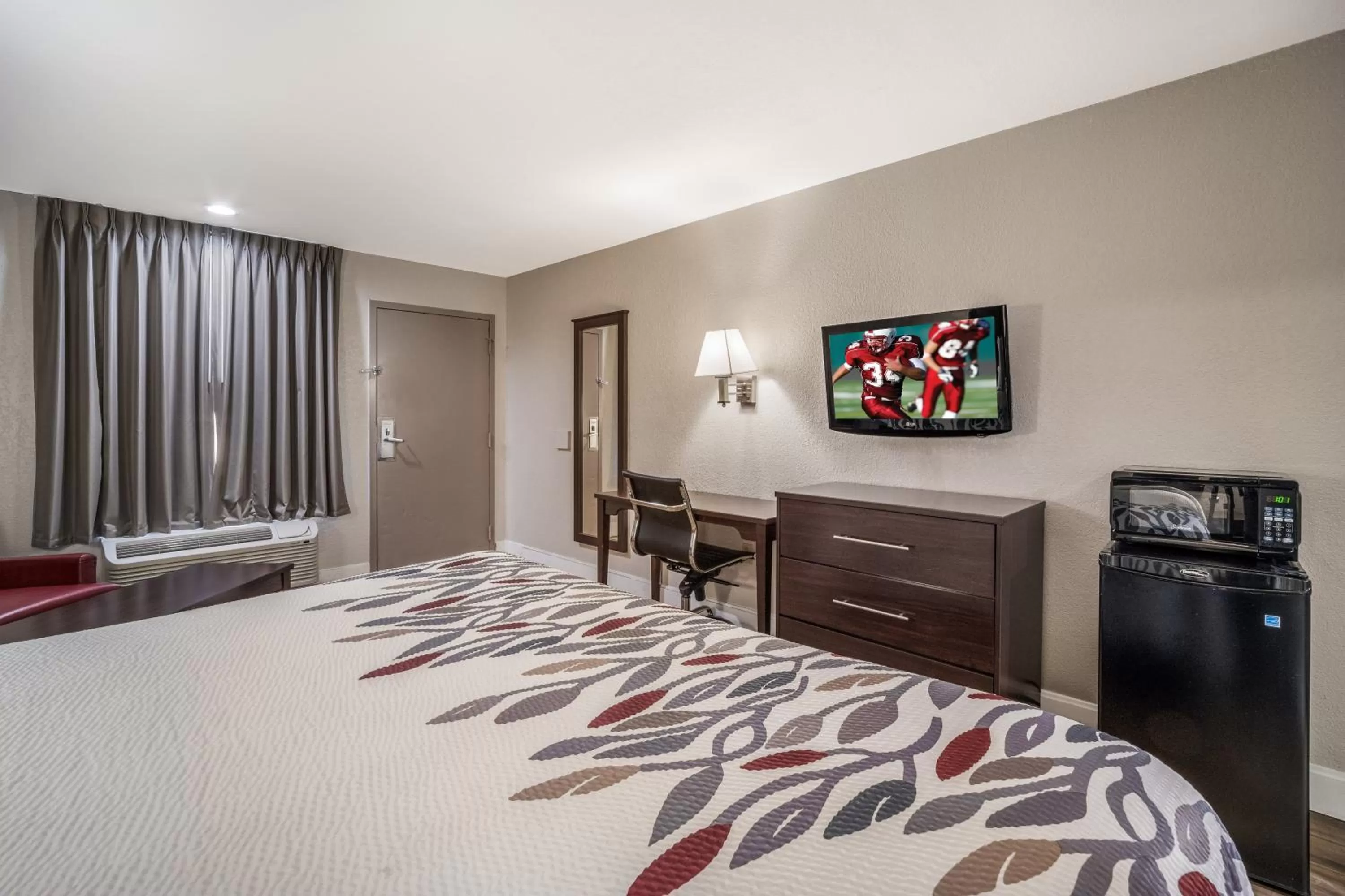 Photo of the whole room, Bed in Red Roof Inn Sumter