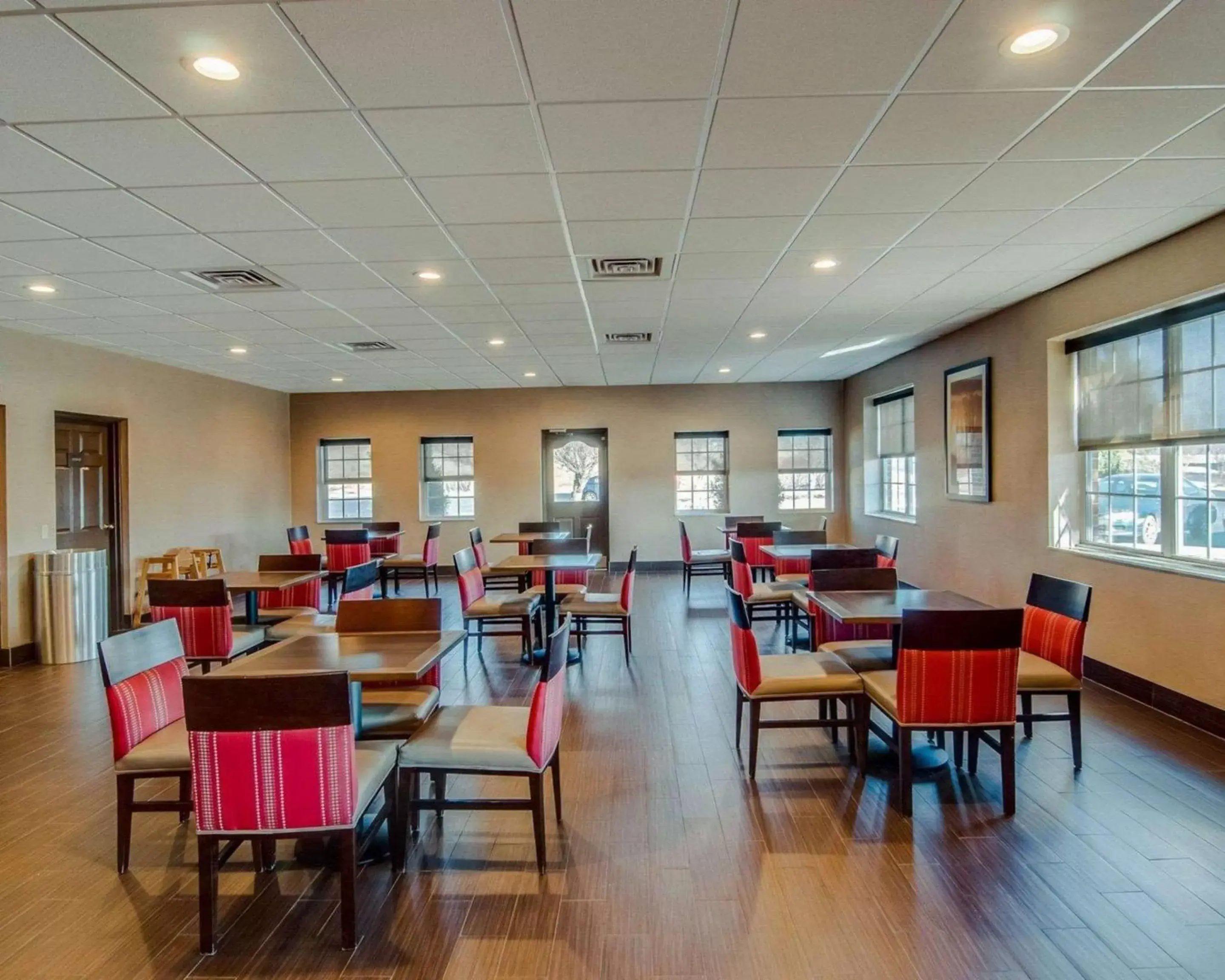 Restaurant/Places to Eat in Comfort Inn & Suites Raphine - Lexington near I-81 and I-64