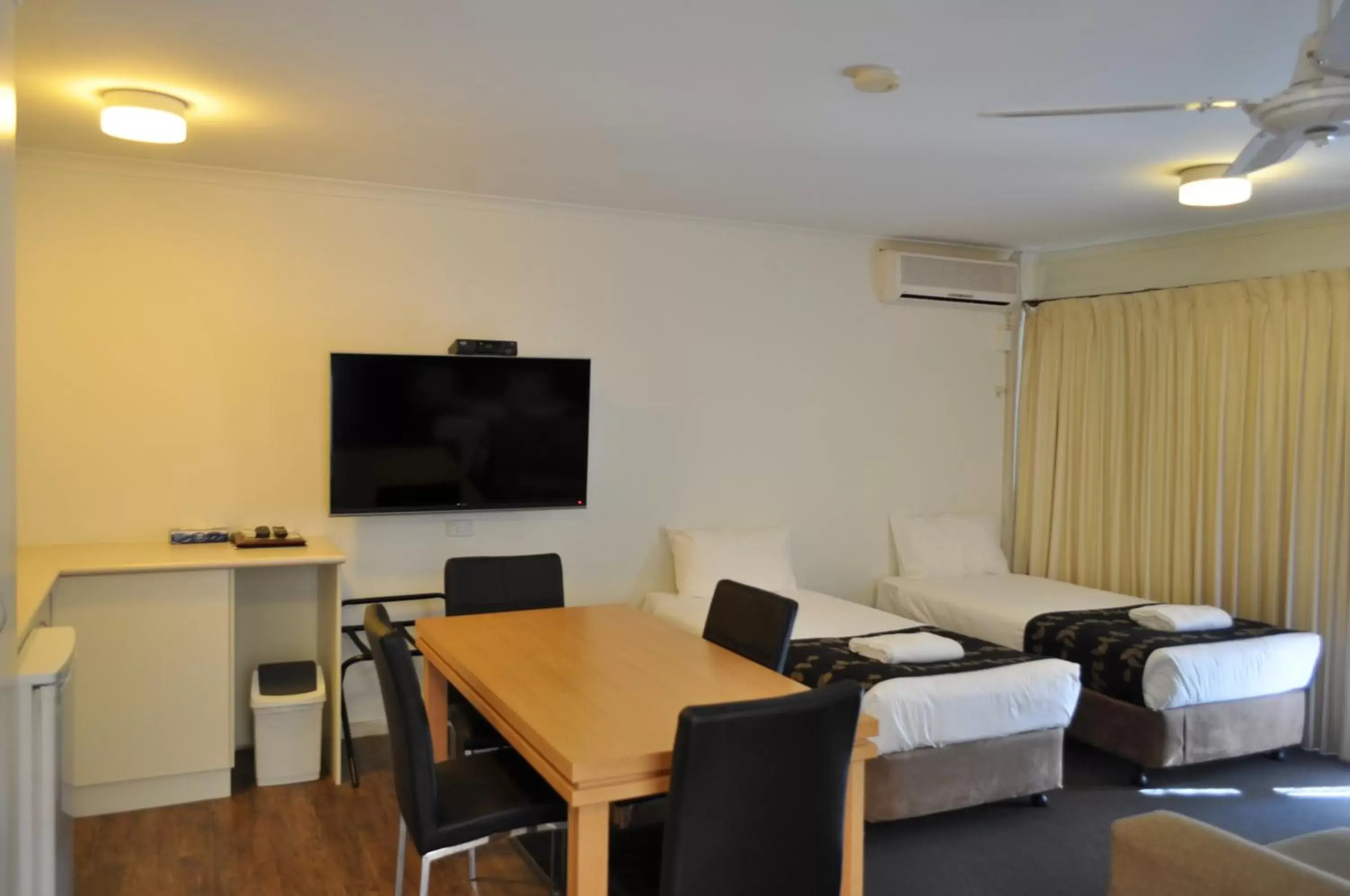 Dining area, TV/Entertainment Center in Albury Burvale Motor Inn