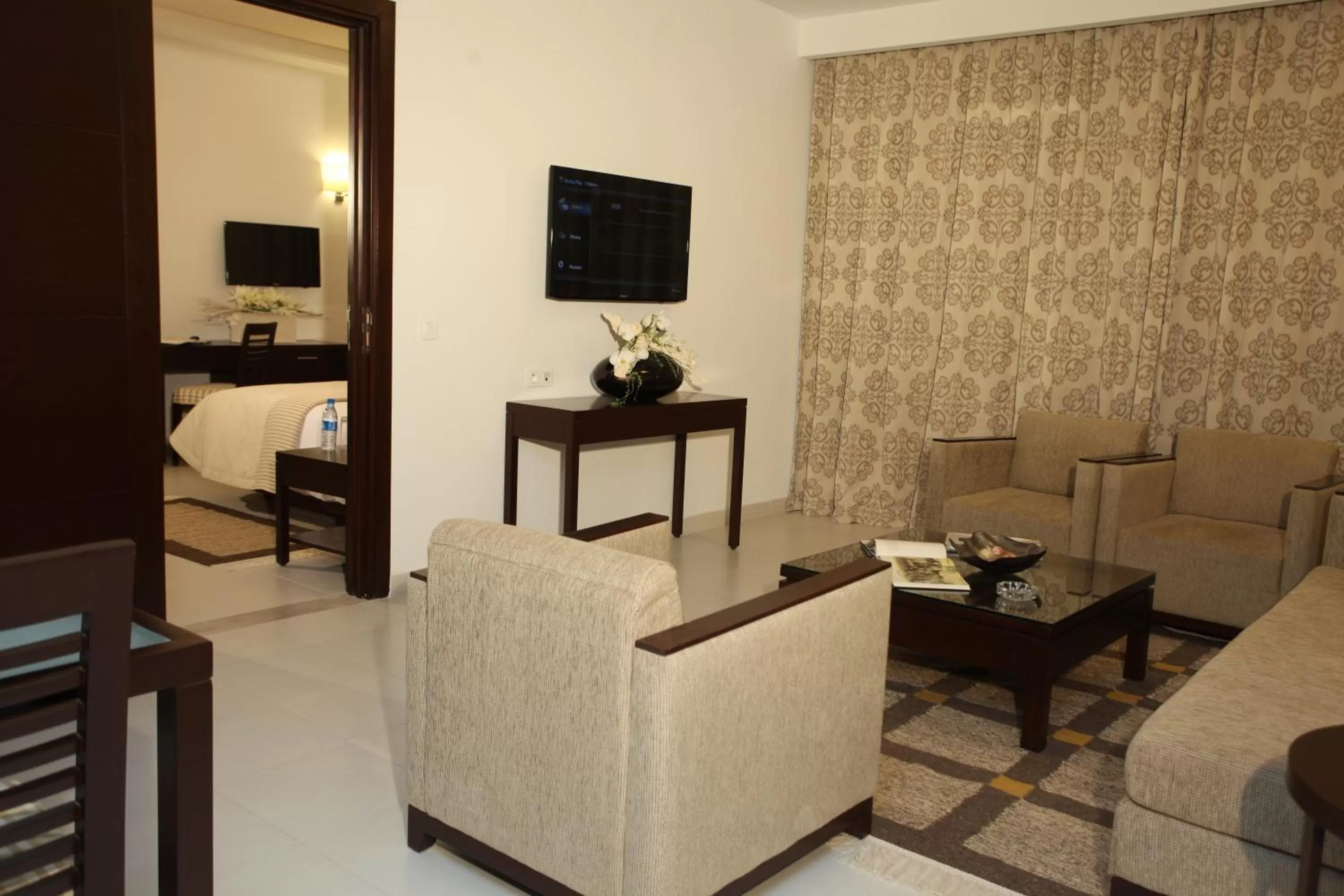 TV and multimedia, Bed in Le Corail Suites Hotel