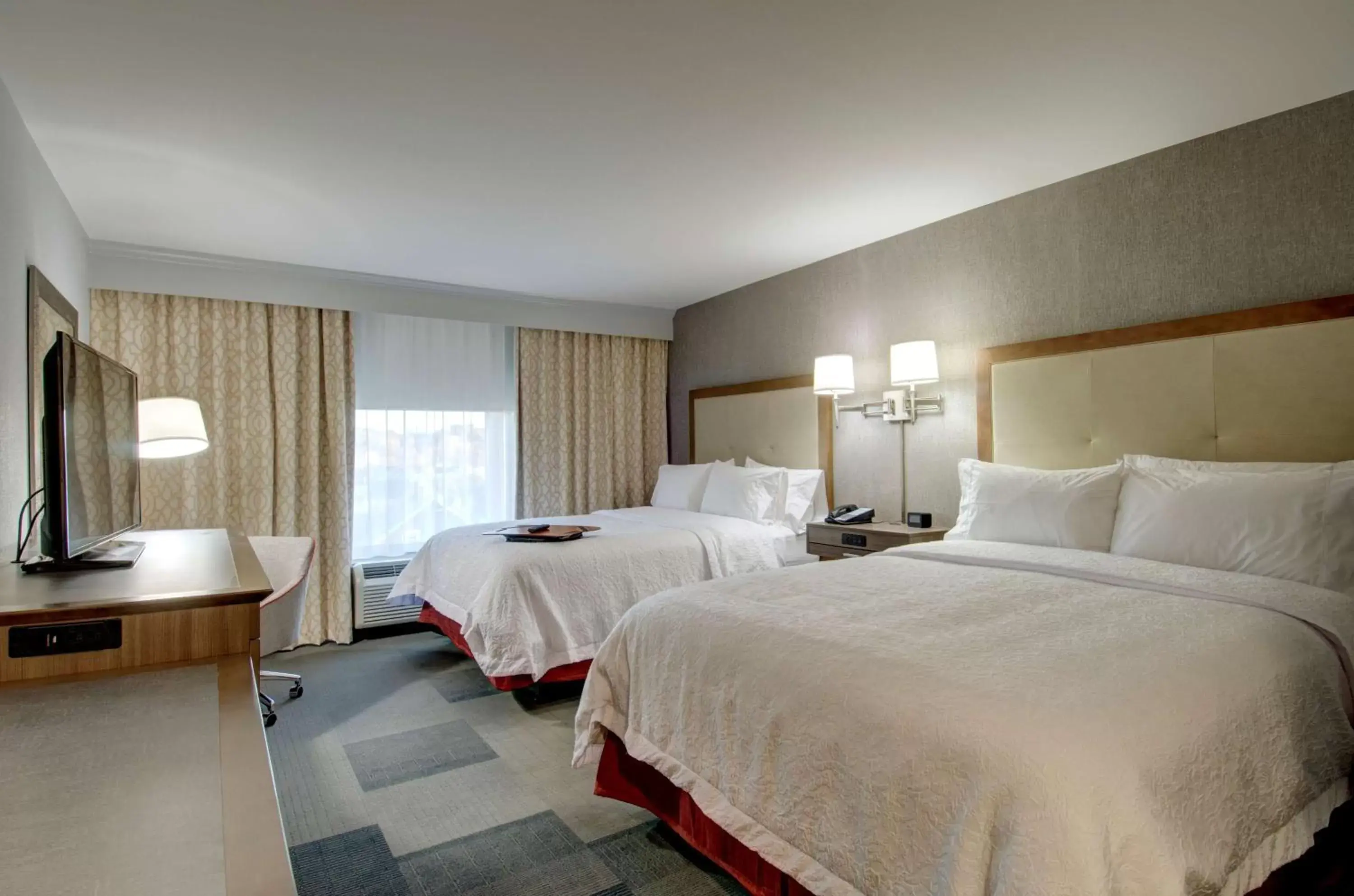 Bed in Hampton Inn & Suites Springfield Downtown