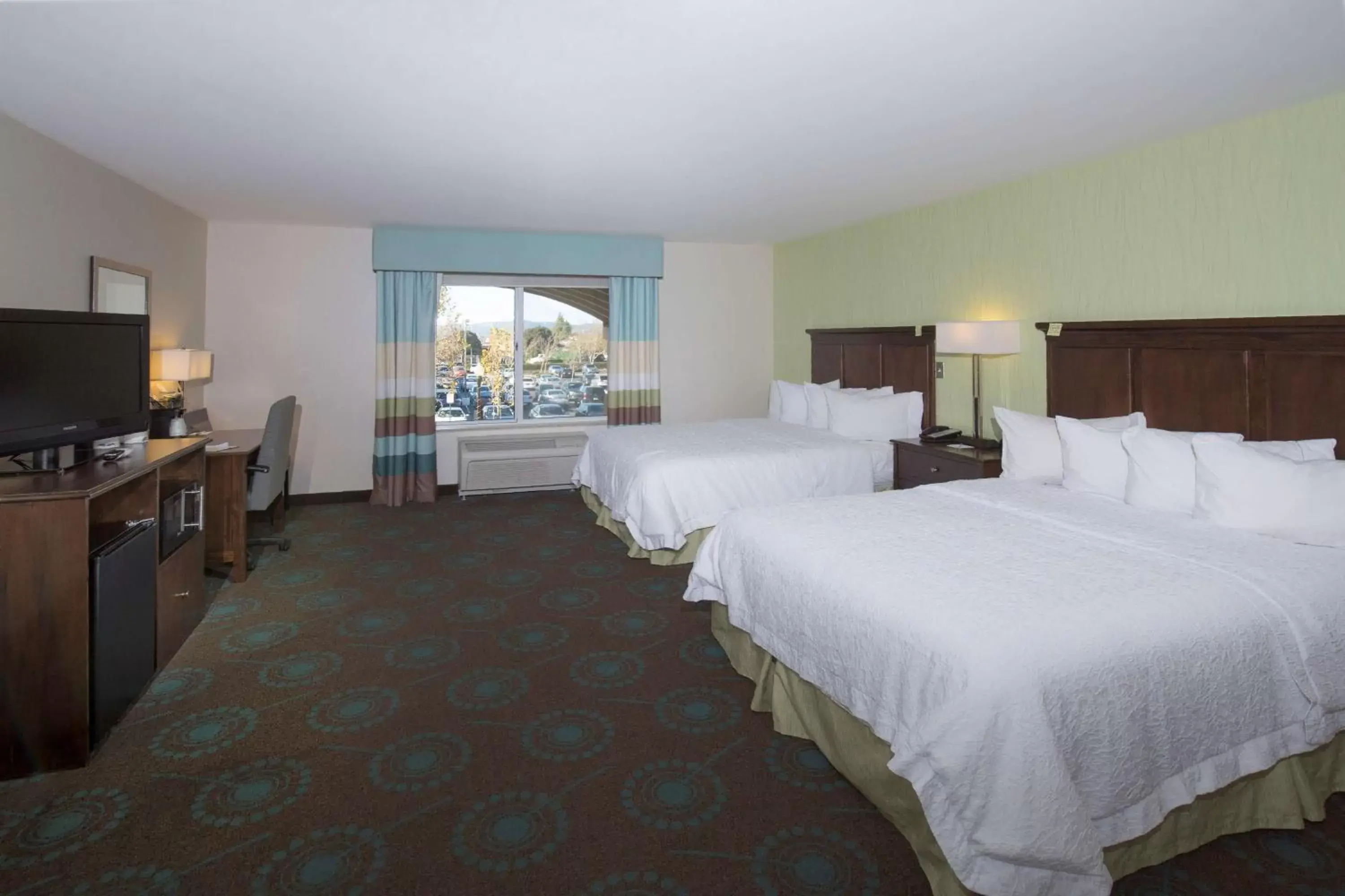 Bed in Hampton Inn & Suites Suisun City Waterfront