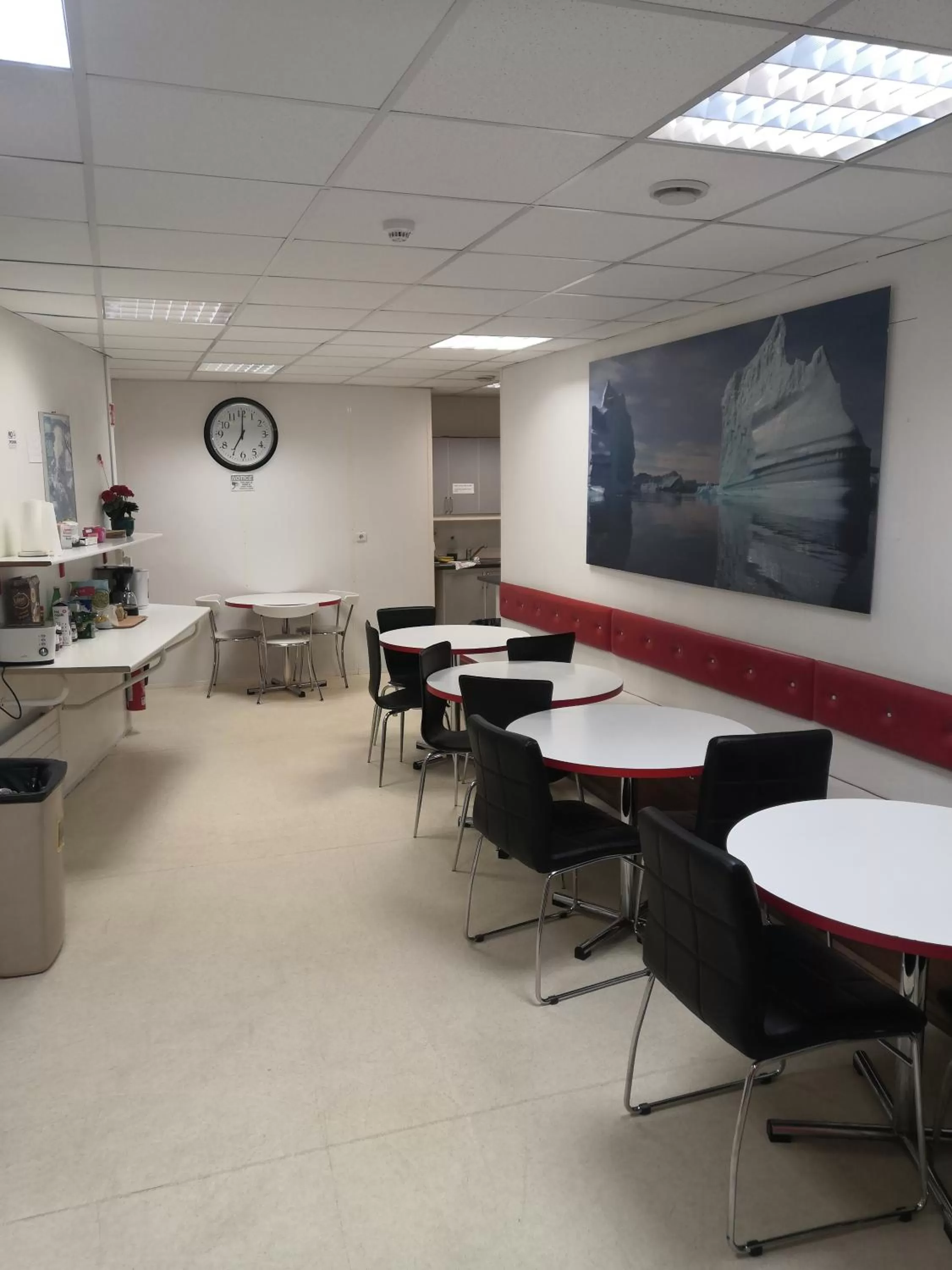 Communal lounge/ TV room in 101 Guesthouse Hotel