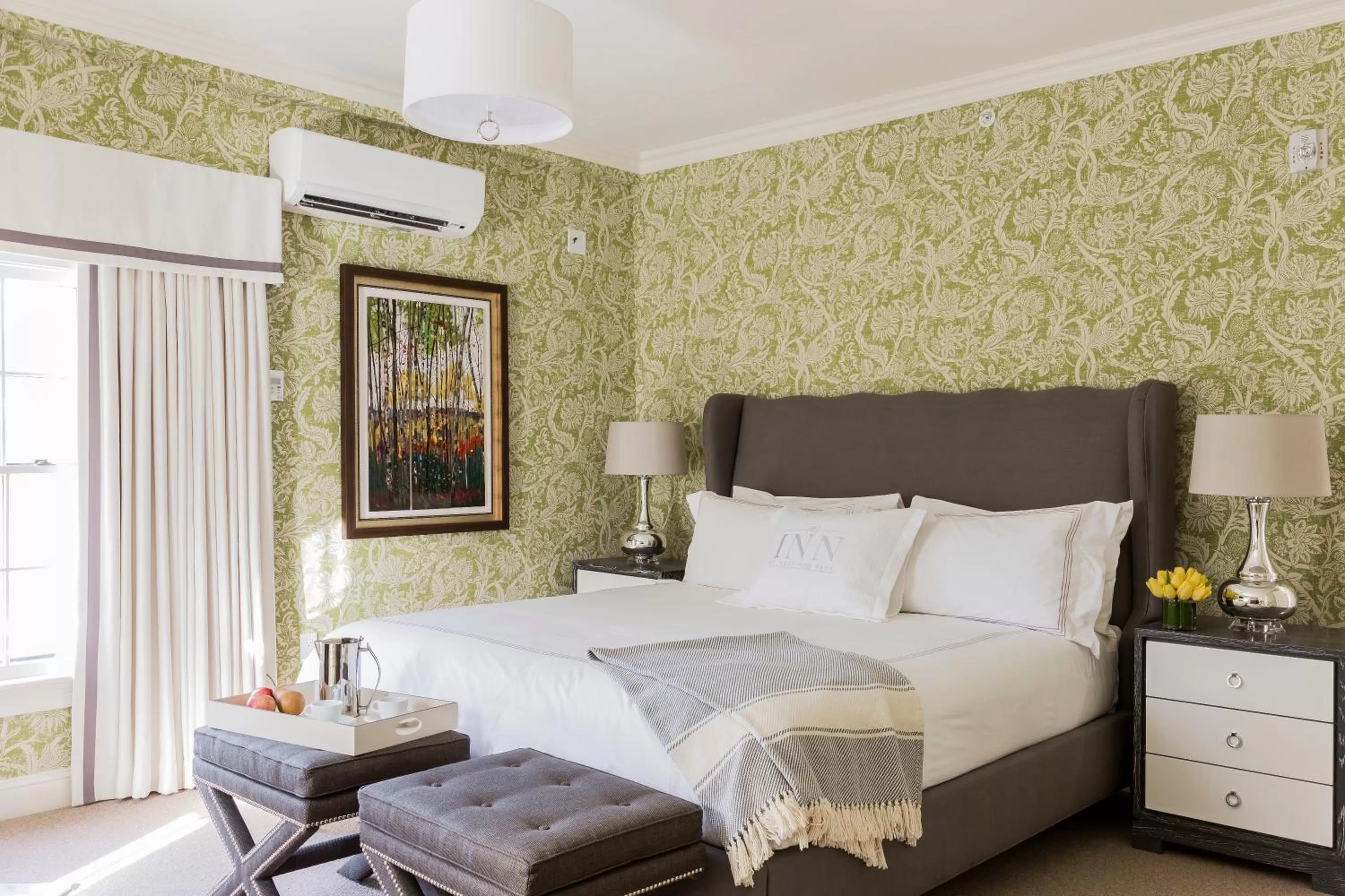 Bed in The Inn at Hastings Park, Relais & Châteaux