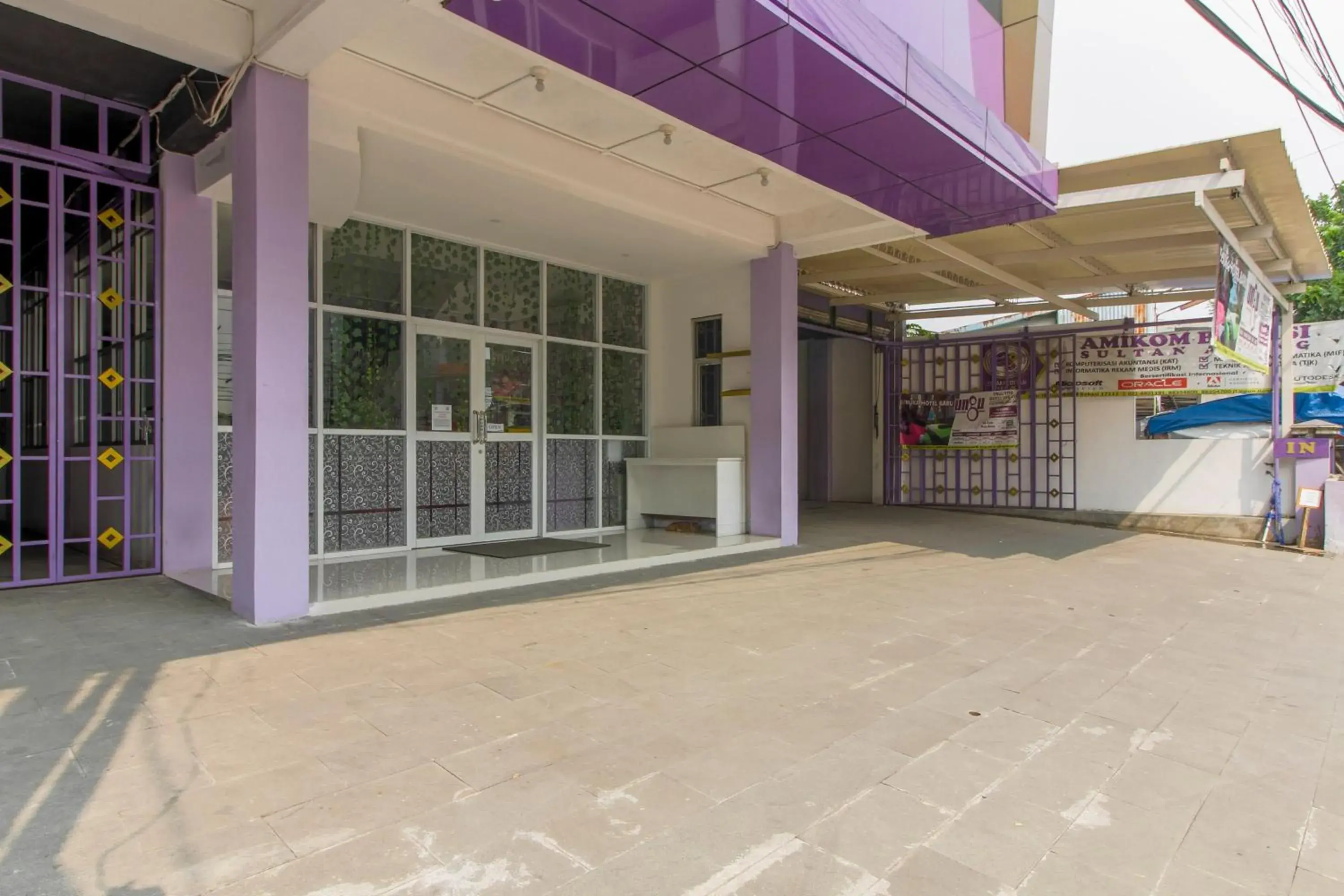 Property building in RedDoorz Plus near Stasiun Bekasi Property building in RedDoorz Plus near Stasiun Bekasi