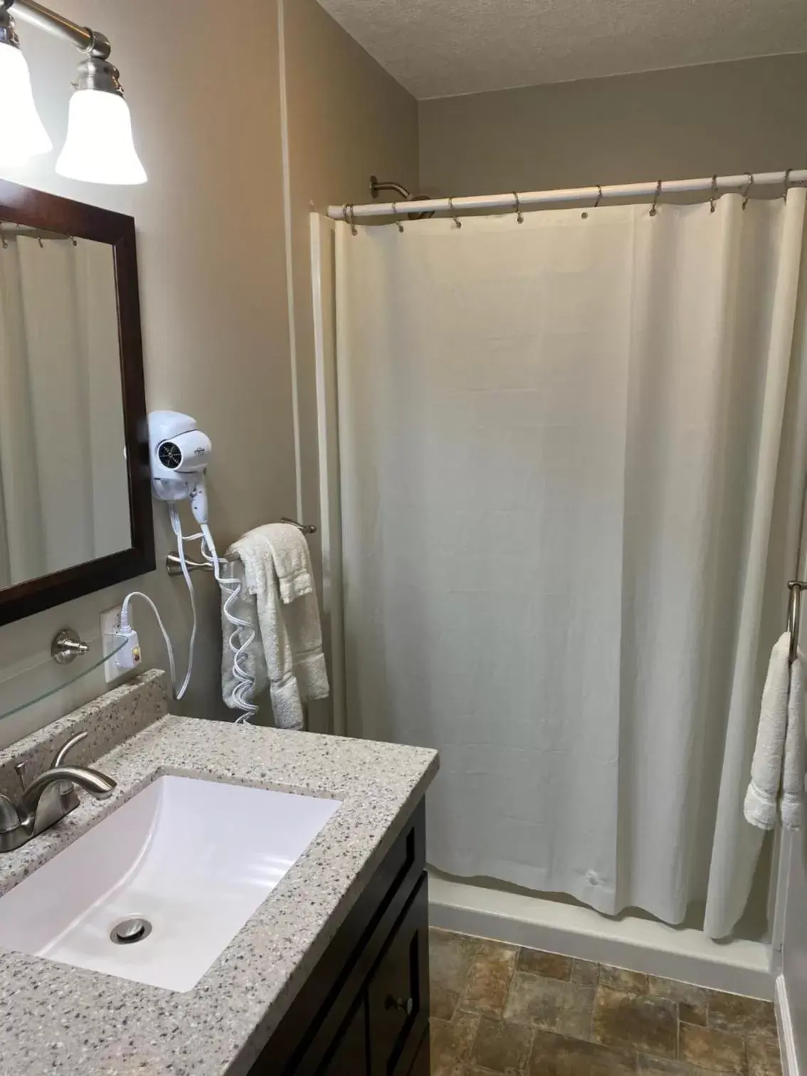 Bathroom in The New Lantern Motel