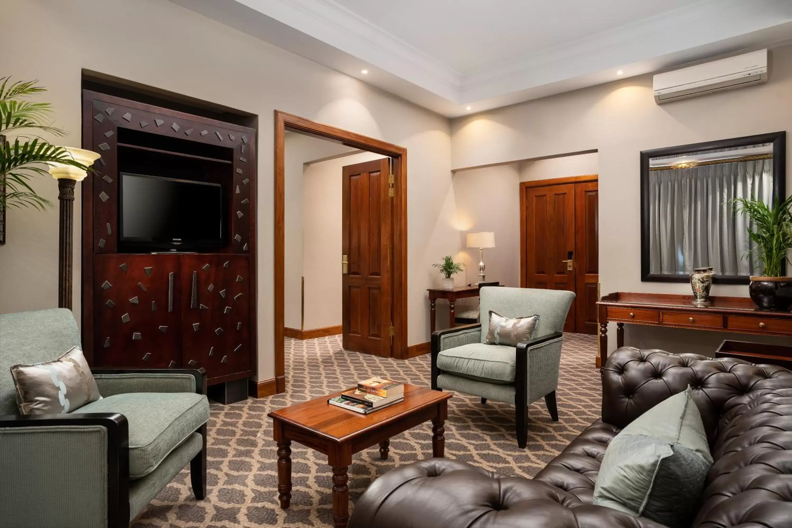 TV and multimedia, Seating Area in Premier Hotel Quatermain