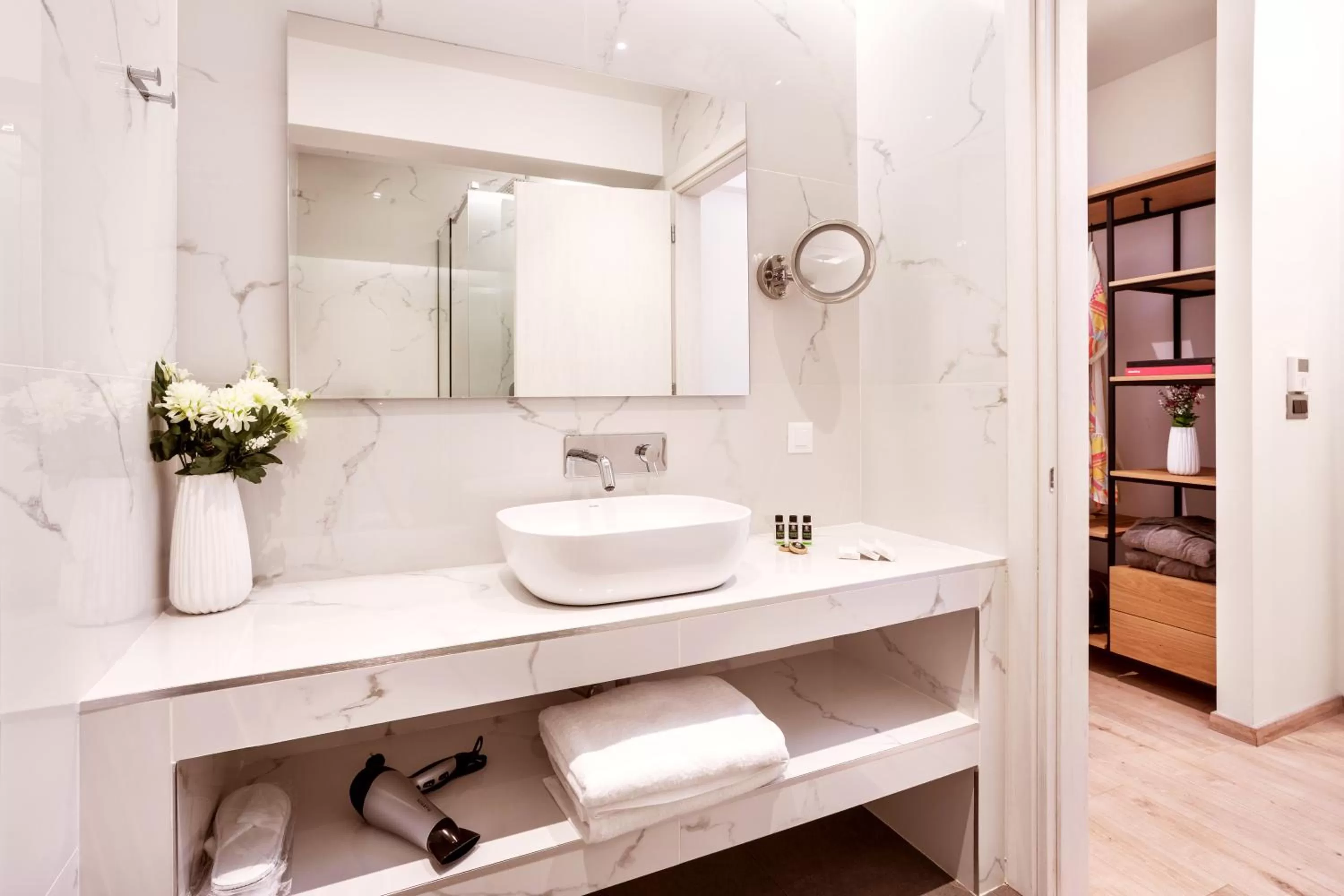 Bathroom in DAYS City Suites Athens