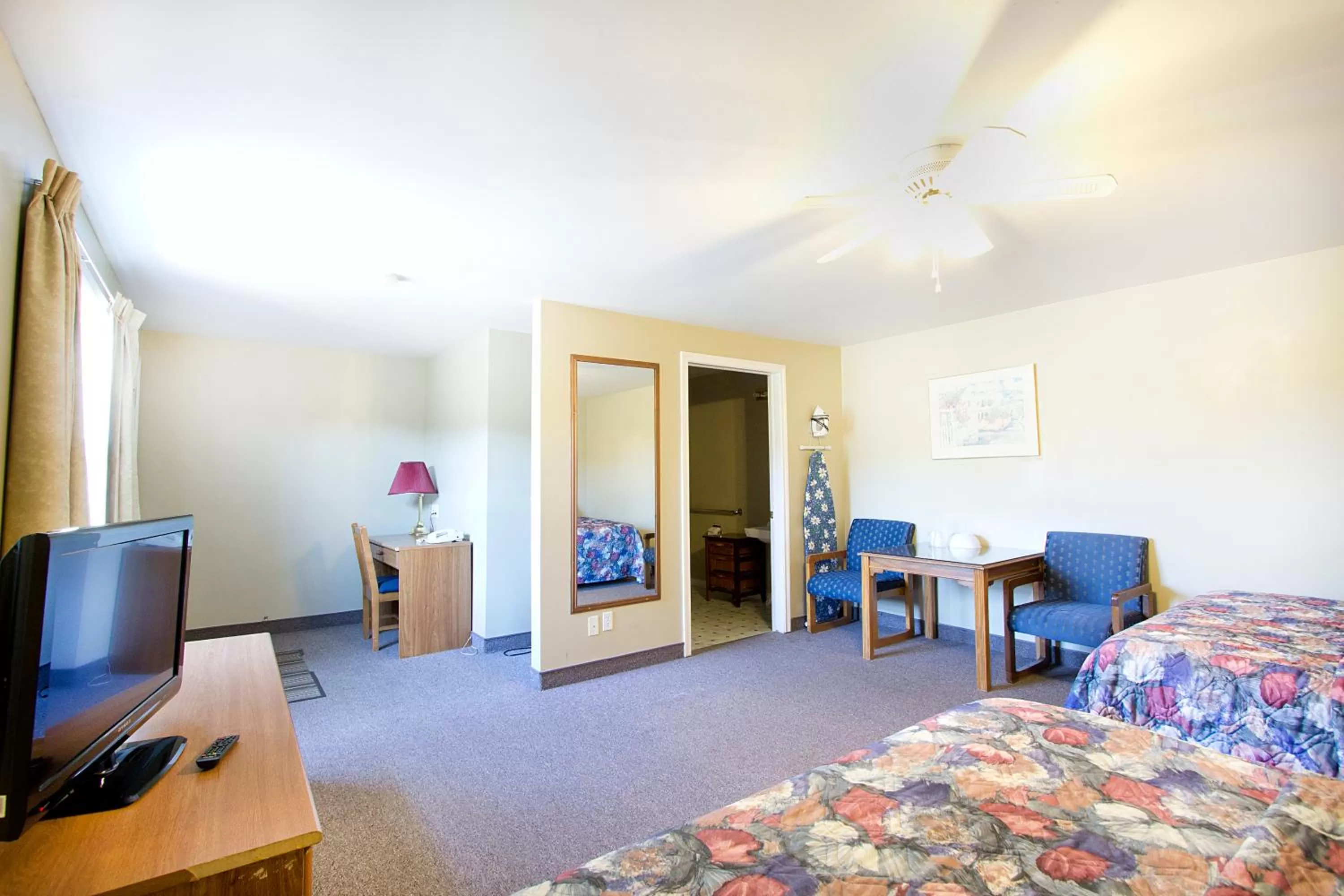 Bed in Homeward Inns of Canada